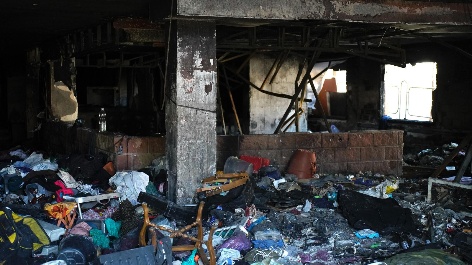 Fotos del edificio abandonado en la avenida Gesto por la Paz de Algeciras una semana después de incendiarse