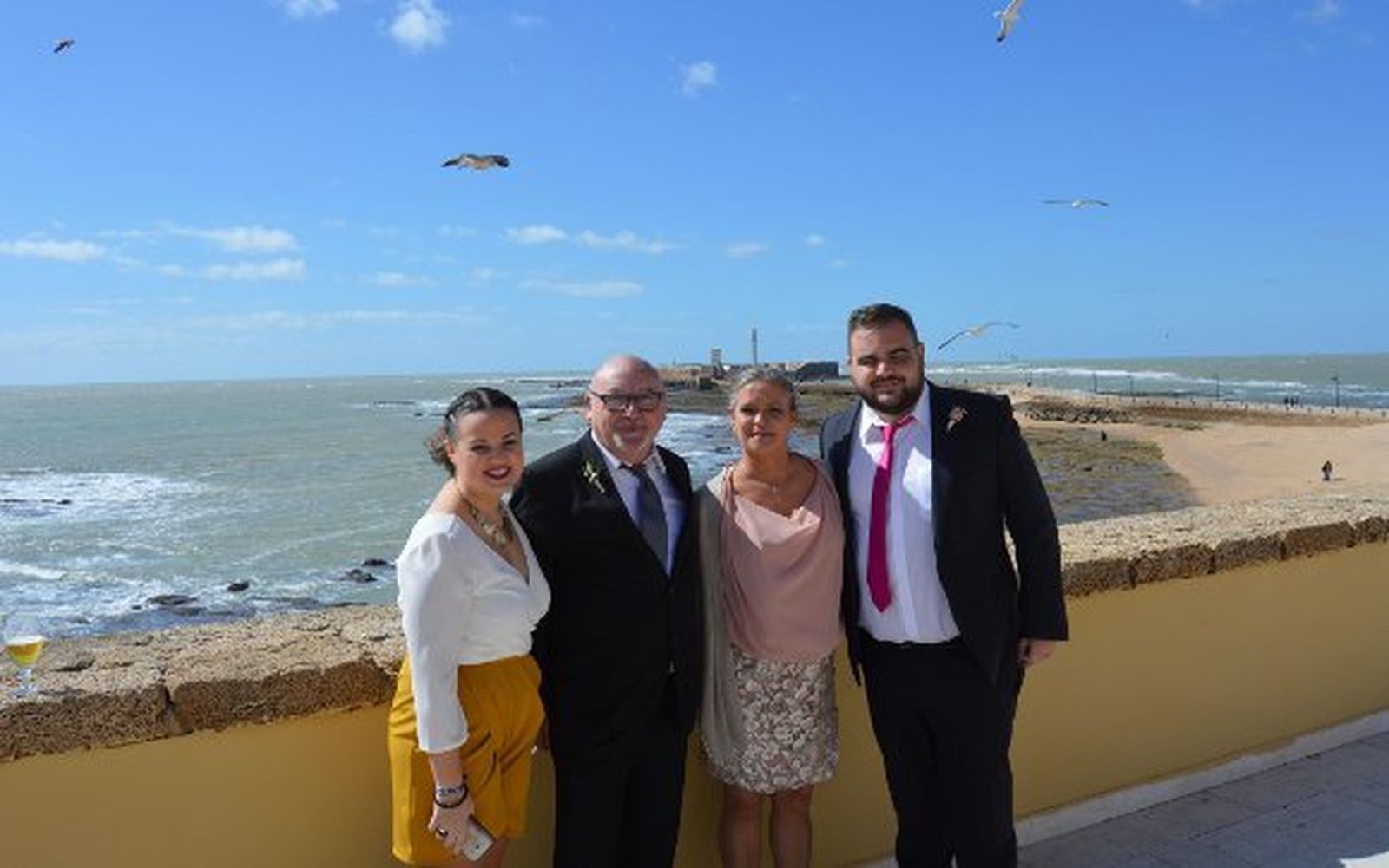 El matrimonio Santander Grosso con sus hijos Palmira y Manolín Santader, con el castillo de San Sebastián de fondo.  Foto: Ignacio Casas de Ciria