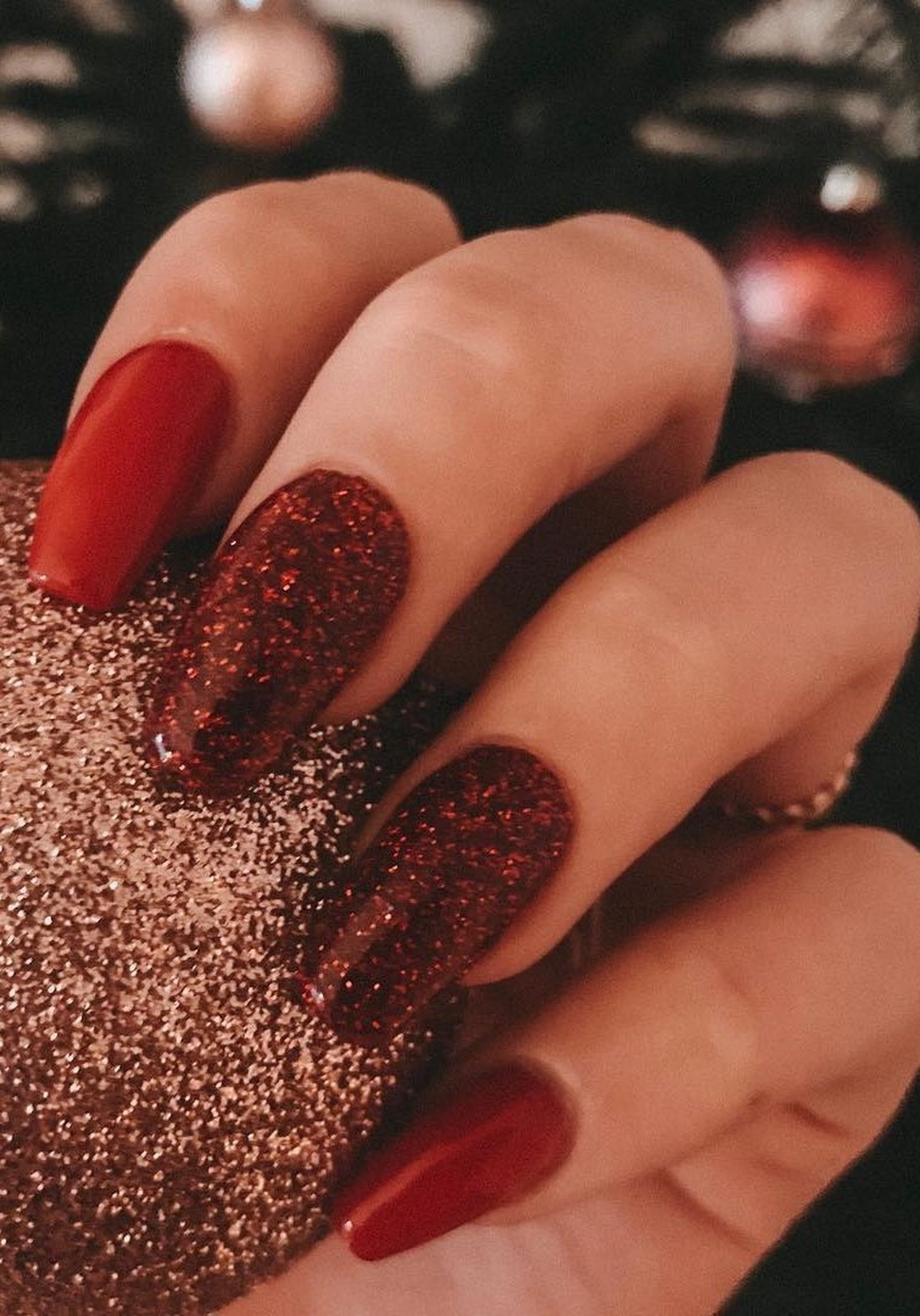 Uñas festivas con esmaltes combinados en rojo de @puepii__