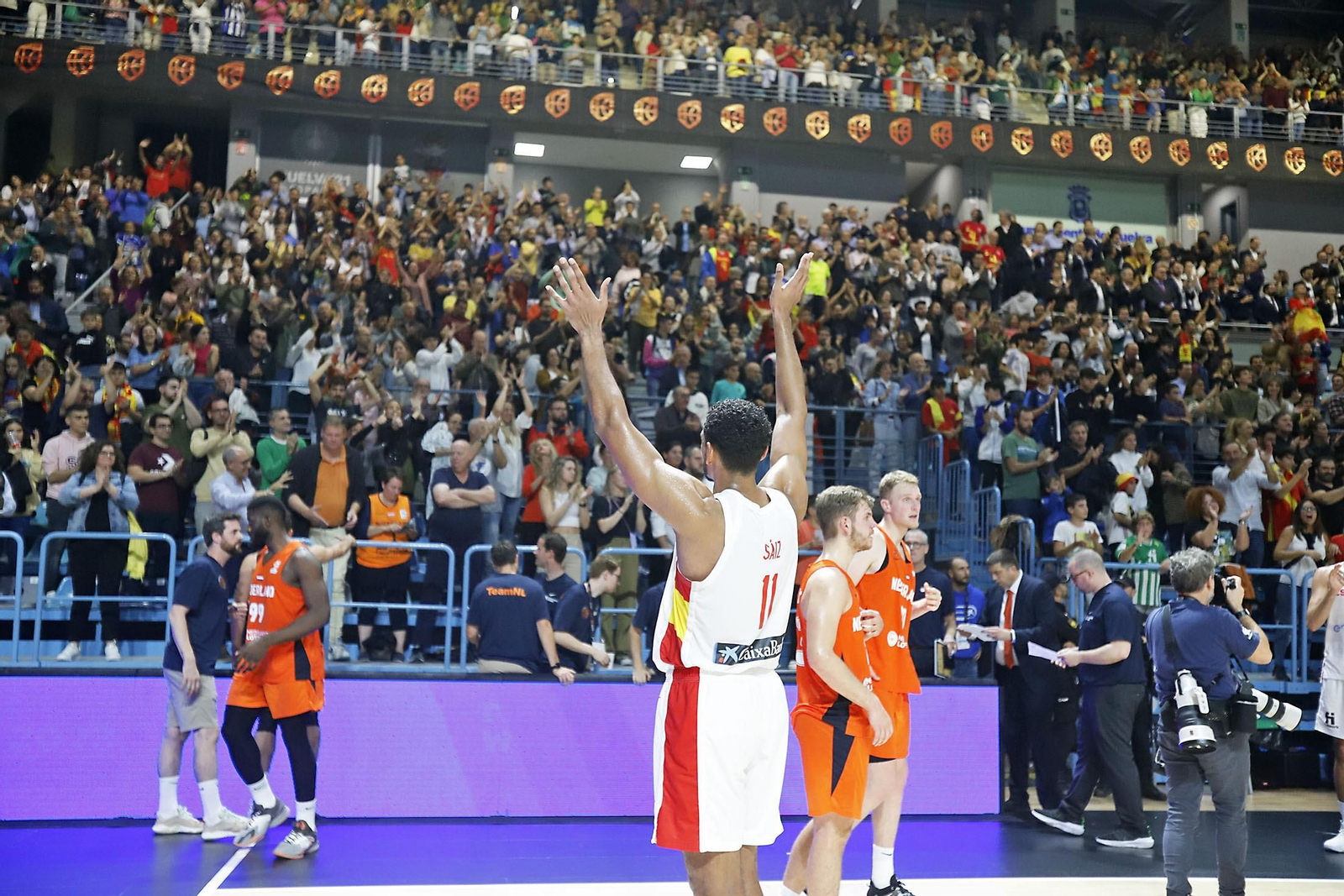 Imágenes de la celebración de la selección Española de baloncesto por certificar su pase con una victoria ante Paises Bajos Imágenes de la celebración de la selección Española de baloncesto por certificar su pase con una victoria ante Paises Bajos