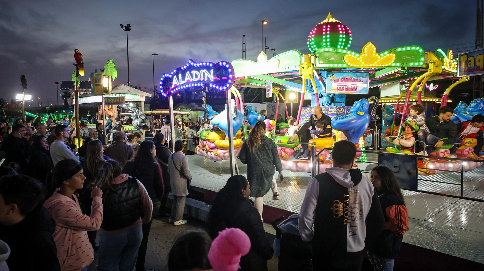 Lleno absoluto en el parque de atracciones de Jerez