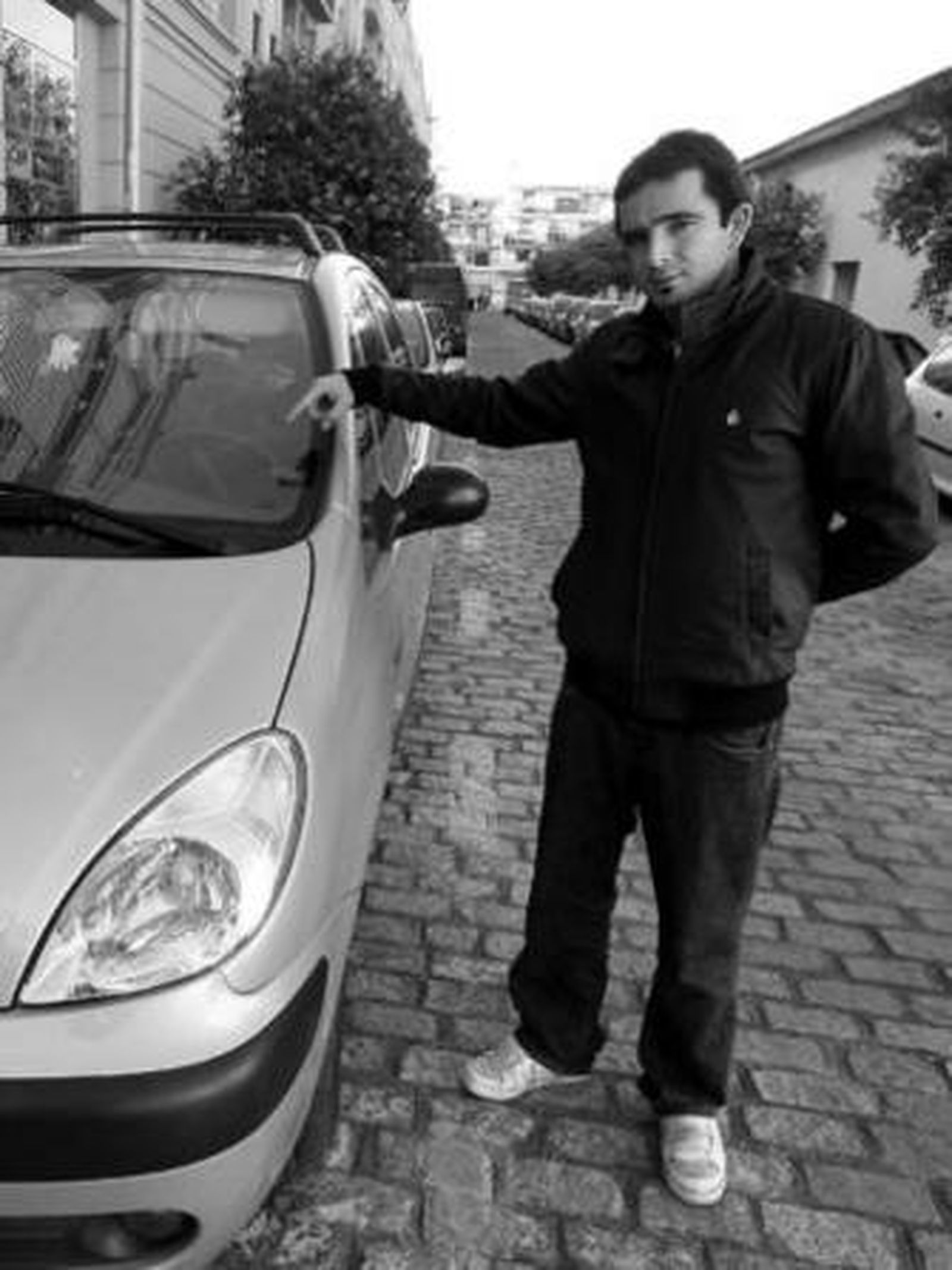 Israel Pérez señala el coche (sin ticket) de un controlador antes de que se lo llevara la grúa.