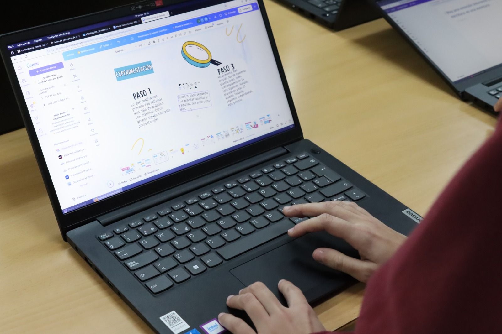 Imagen de uno de los dispositivos portátiles entregados por la Junta al alumnado