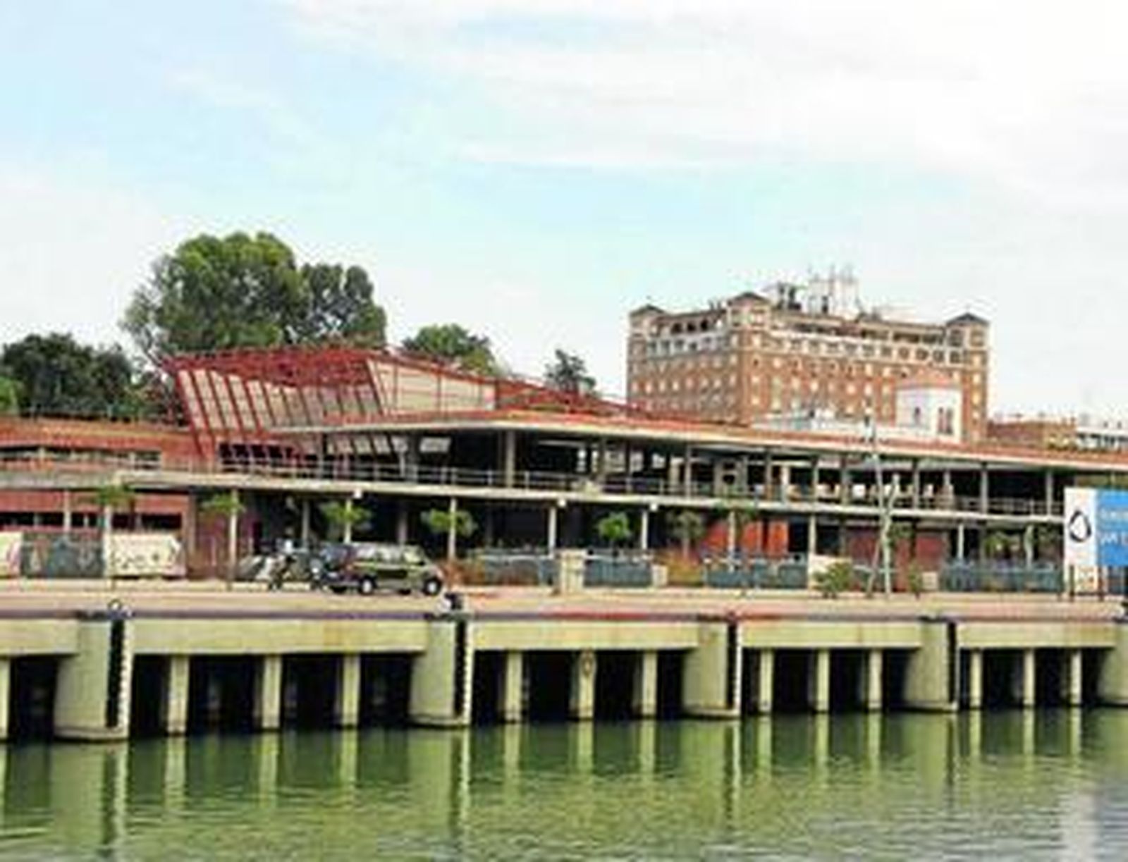 Las obras del acuario en el Muelle de las Delicias llevan paralizadas desde principios de 2008.