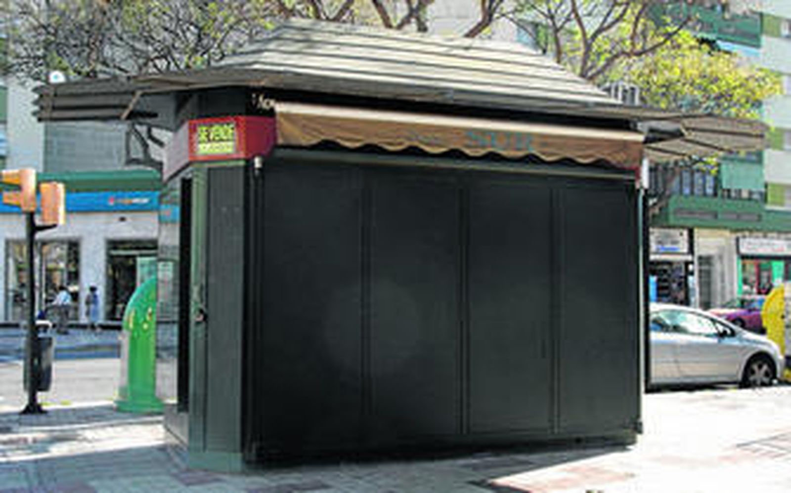 Uno de los quioscos cerrados y en venta de la capital.