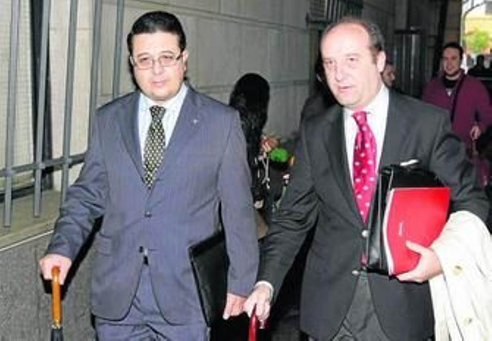 El juez Francisco Serrano, a la izquierda, acompañado por su abogado, Joaquín Moeckel.