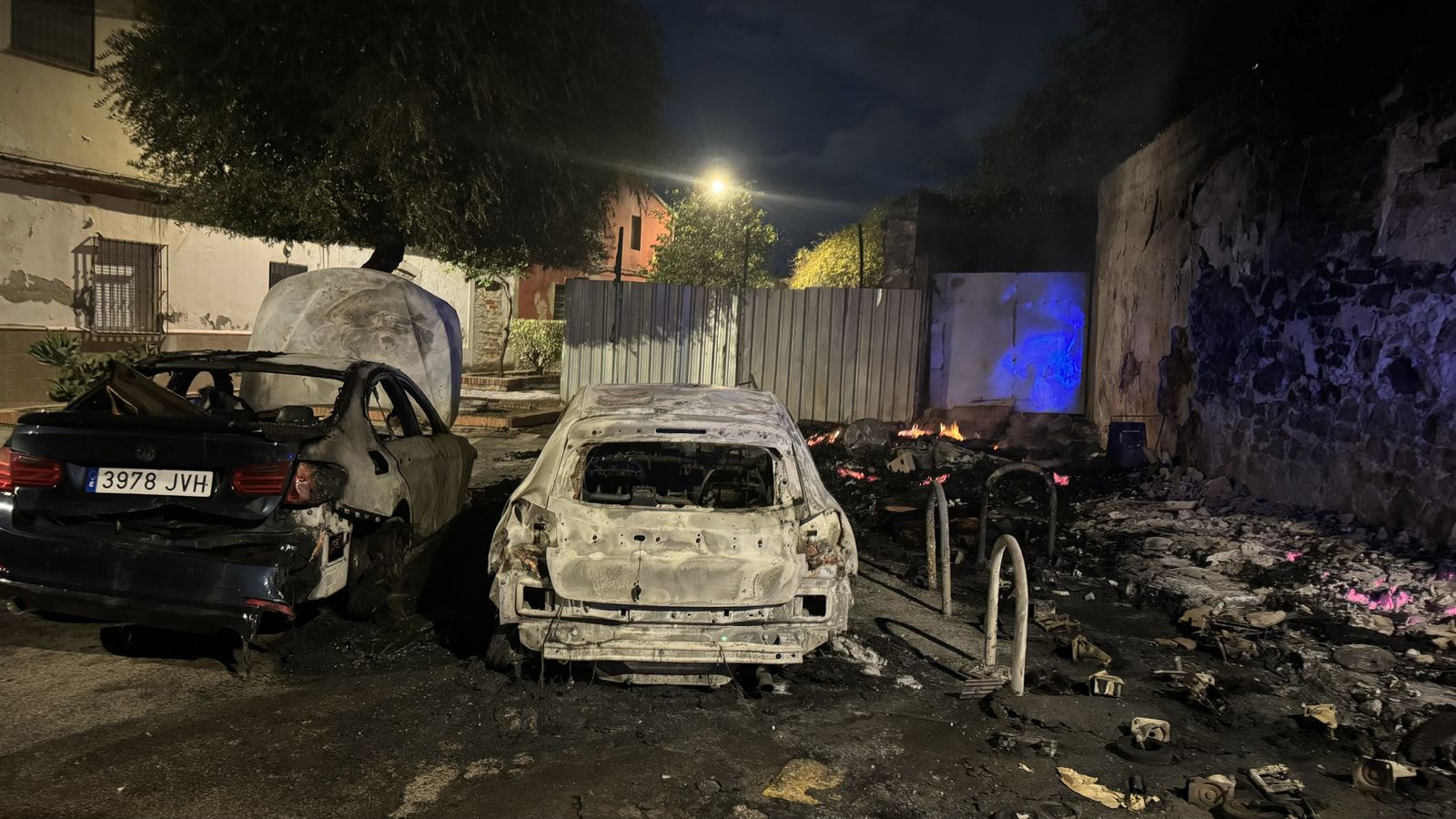 Los vehículos quemados en la calle Alexander Henderson, este miércoles.