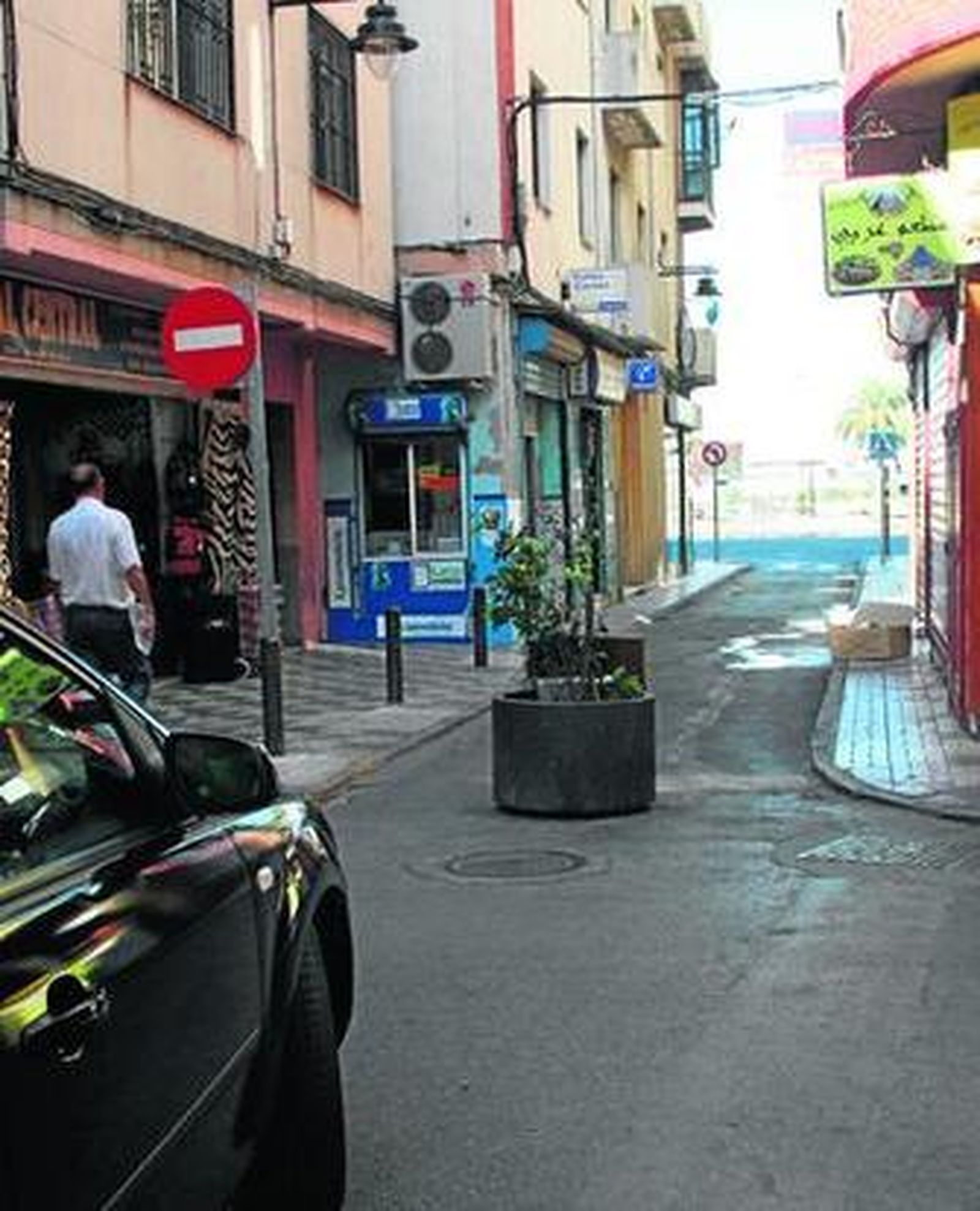 El macetero que impide la circulación en la calle Teniente Maroto, junto al mercado de abastos, ayer.
