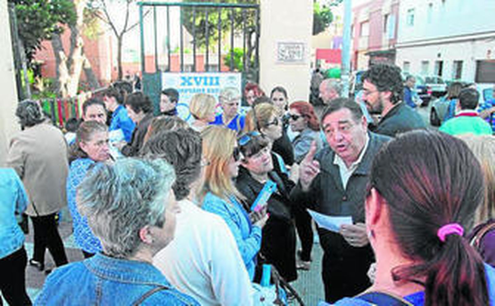 Rafael Fenoy, de la CGT, habla con las madres de los alumnos.