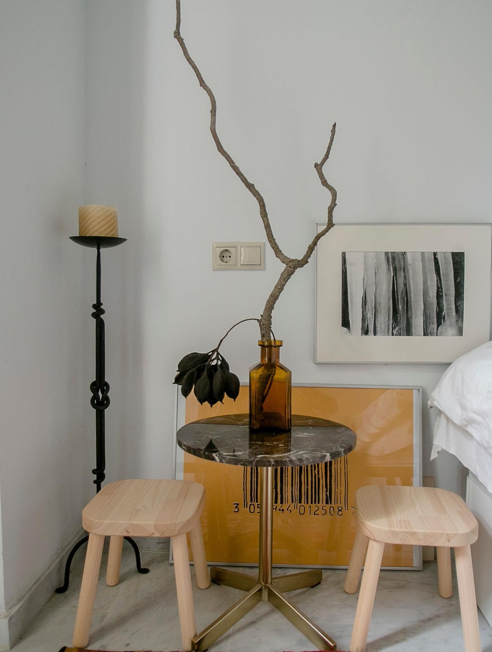 En el dormintorio, uno de los rincones, mezcla los muebles vintages con algunas de sus creaciones.