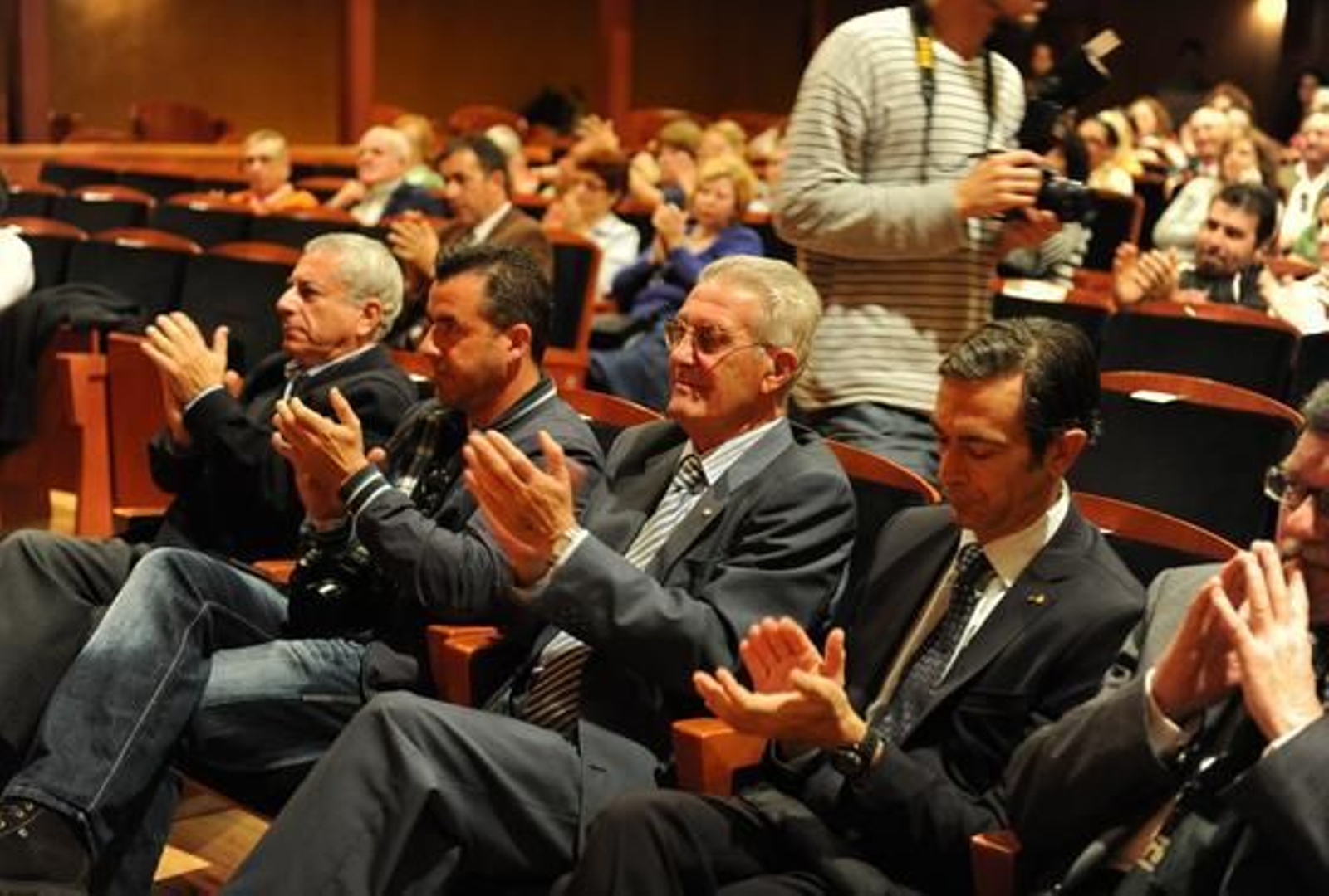 El reportero gráfico Emilio Morenatti recibe el I Premio Libertad de Expresión en el Real Teatro de Las Cortes de San Fernando. 

Foto: Elias Pimentel