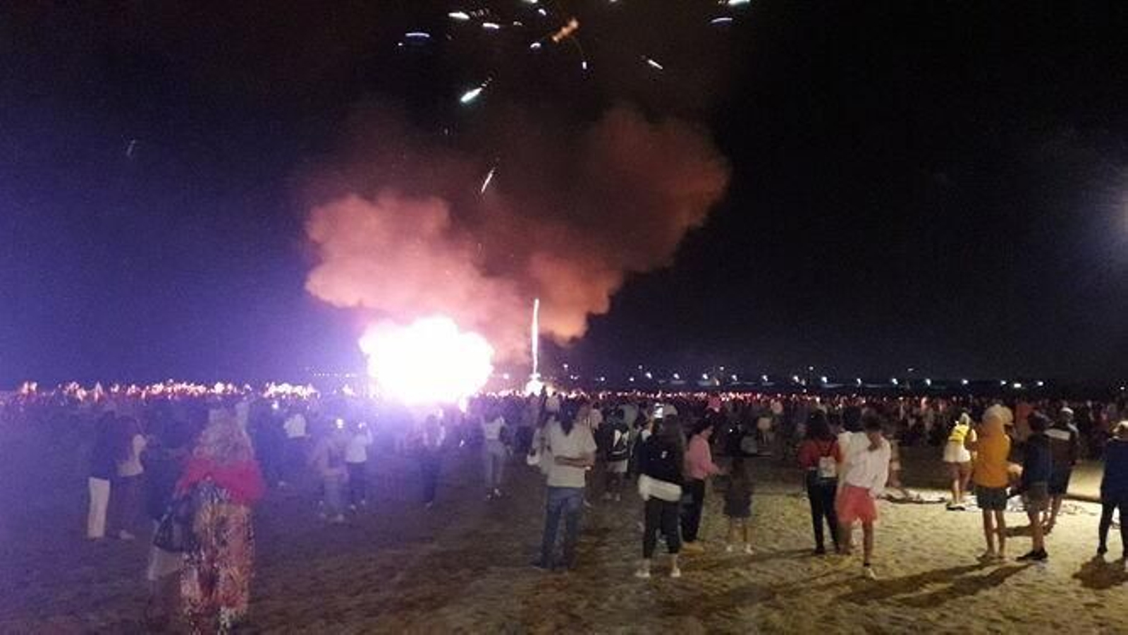 Una imagen de la hoguera de Valdelagrana la pasada  Noche de San Juan.