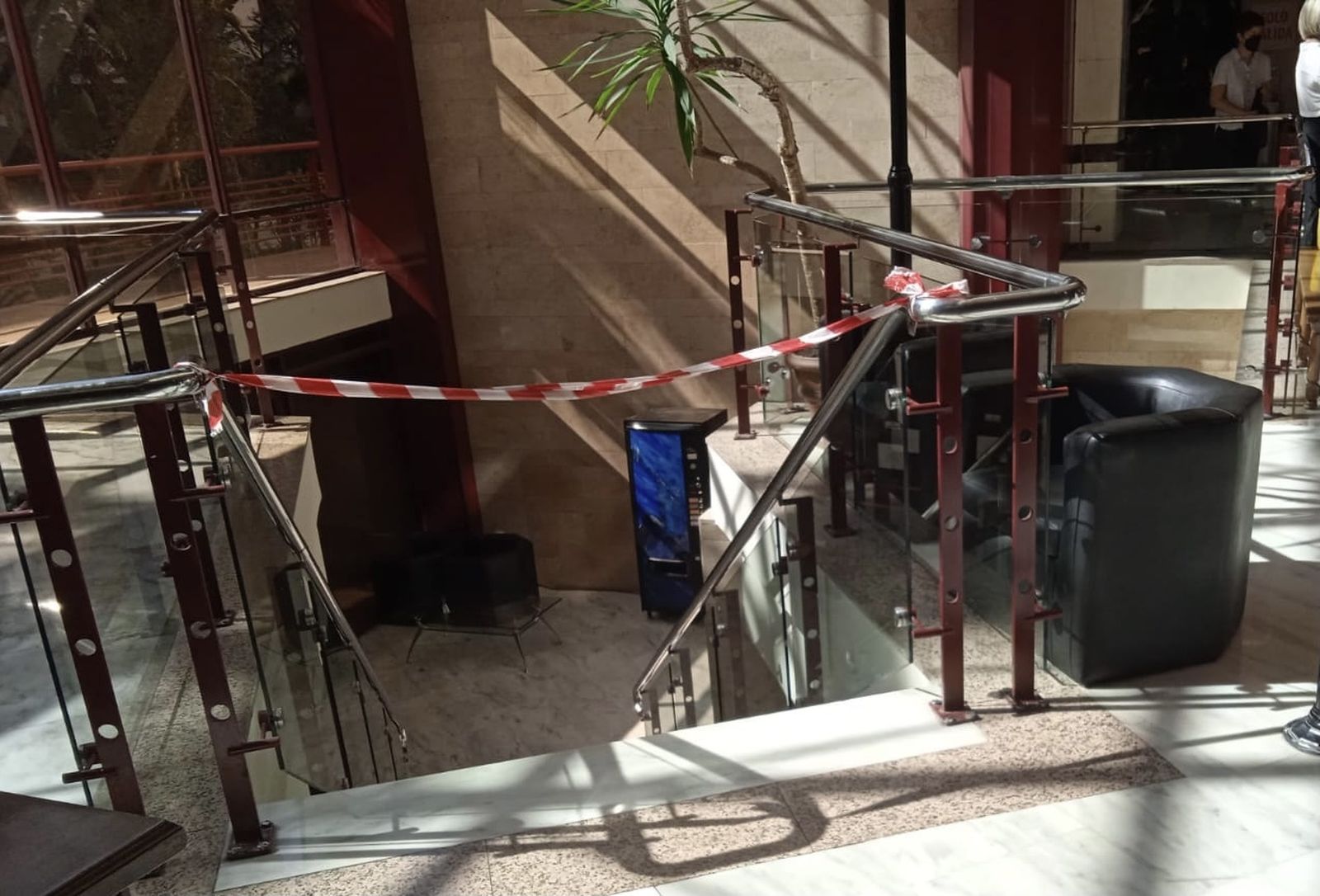 El incendio mantuvo acotado el sótano afectado