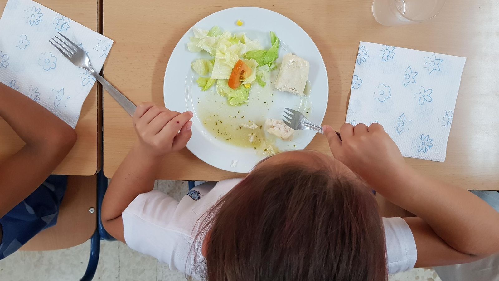 Una menor beneficiaria del programa Escuelas de Verano que garantiza tres comidas diarias a los menores andaluces.