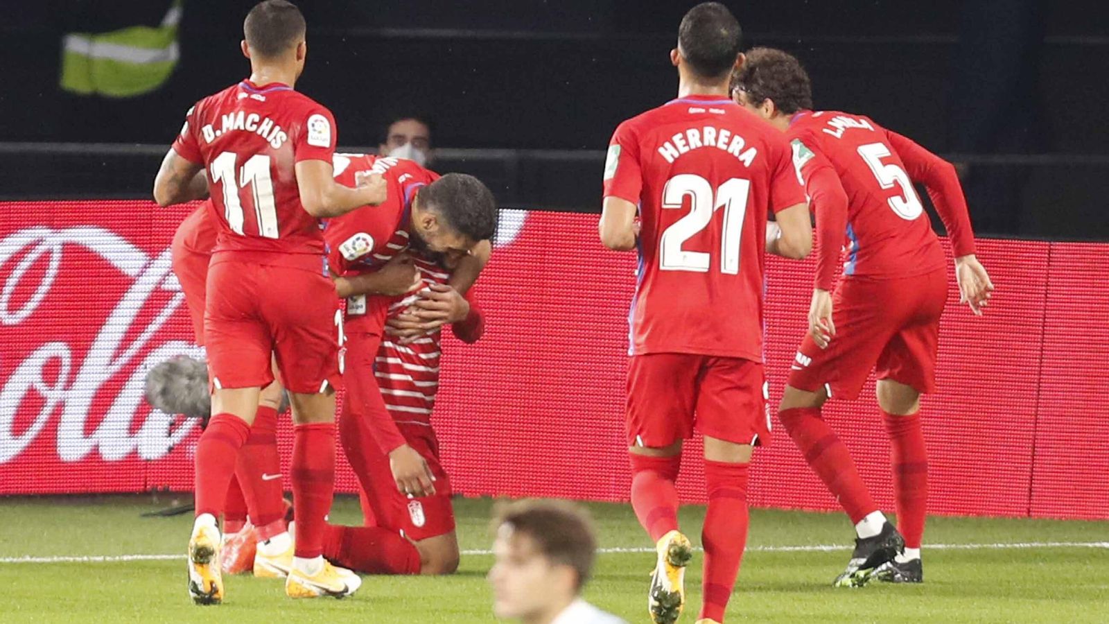 Luis Suárez es felicitado por sus compañeros tras el tanto anotado.