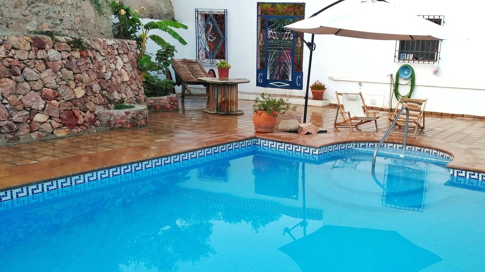 Otra vista de una de las piscinas privadas almerienses en alquiler.