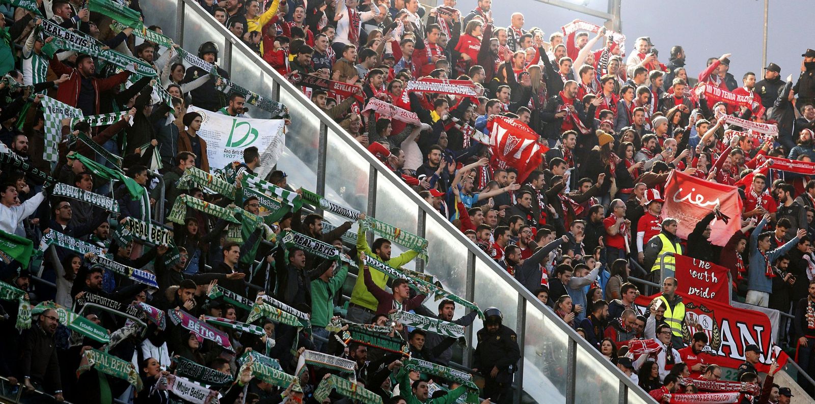 Una imagen de un Betis-Sevilla en el Benito Villamarín con las gradas con aficionados de los dos equipos sevillanos separadas por una valla.