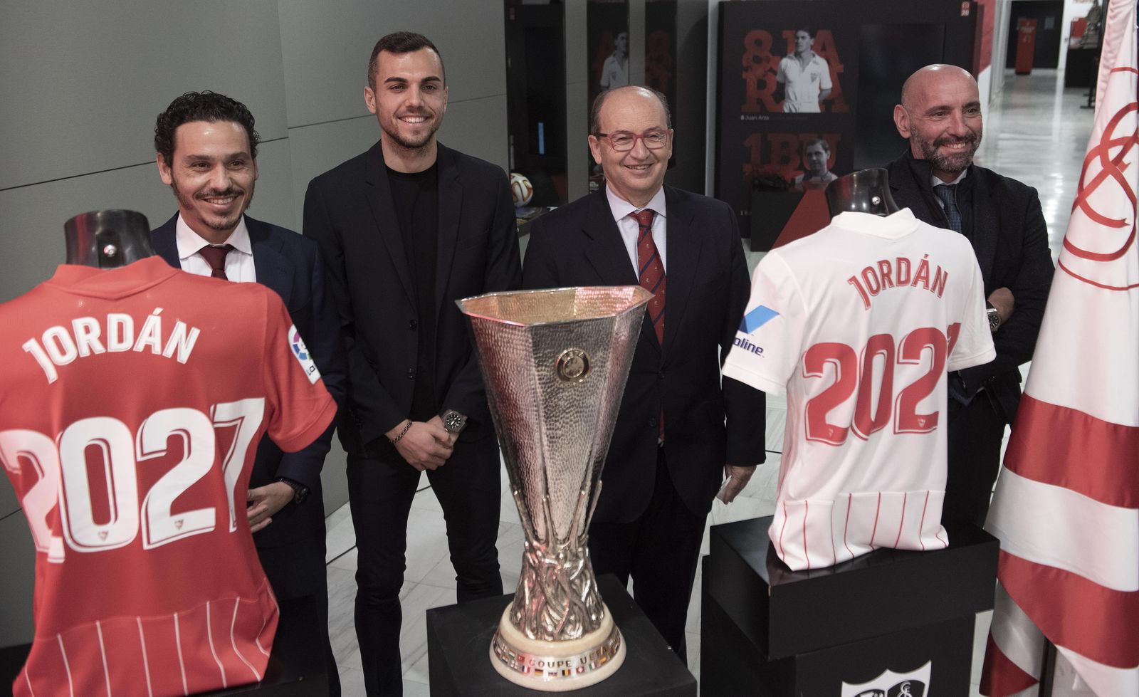 José María del Nido Carrasco, José Castro y Monchi escoltan a Joan Jordán ante la sexta Europa League.