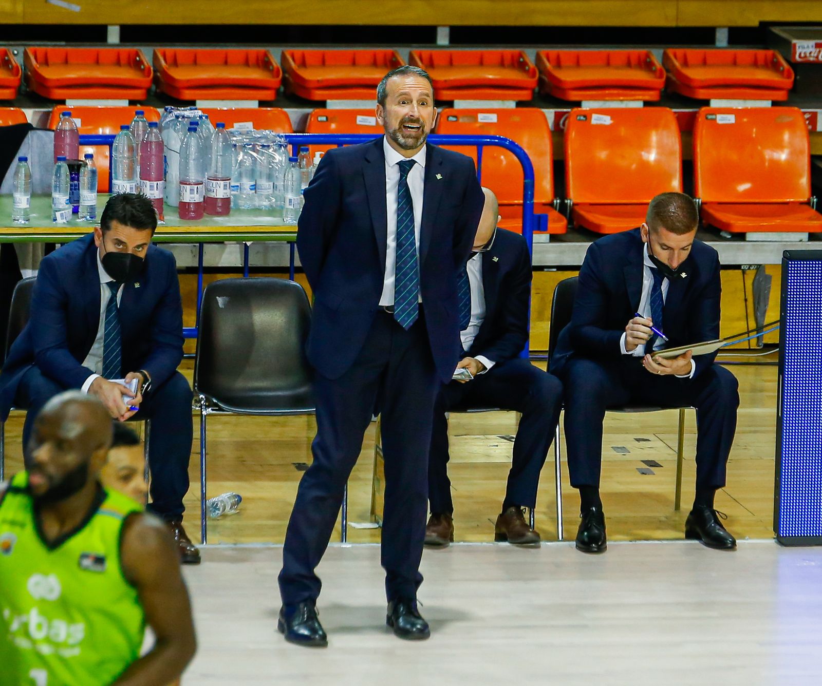 Plaza da instrucciones a sus jugadores en el Fernando Martín de Fuenlabrada.