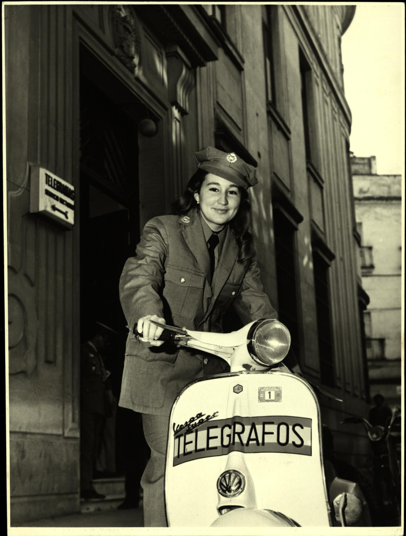 Repartidora motorizada de Telégrafos