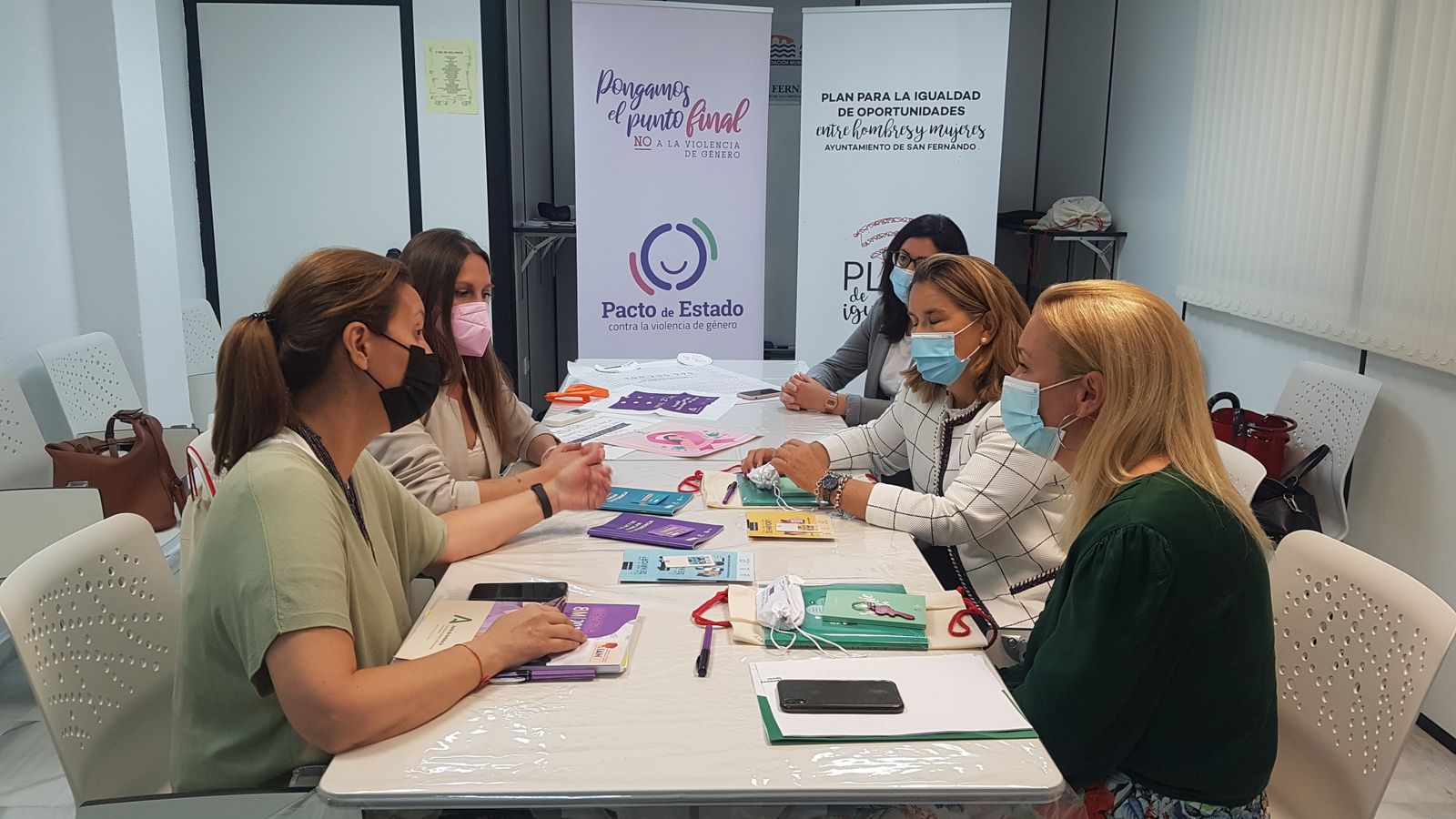 Visita de la directora del IAM al centro municipal de información de la mujer.