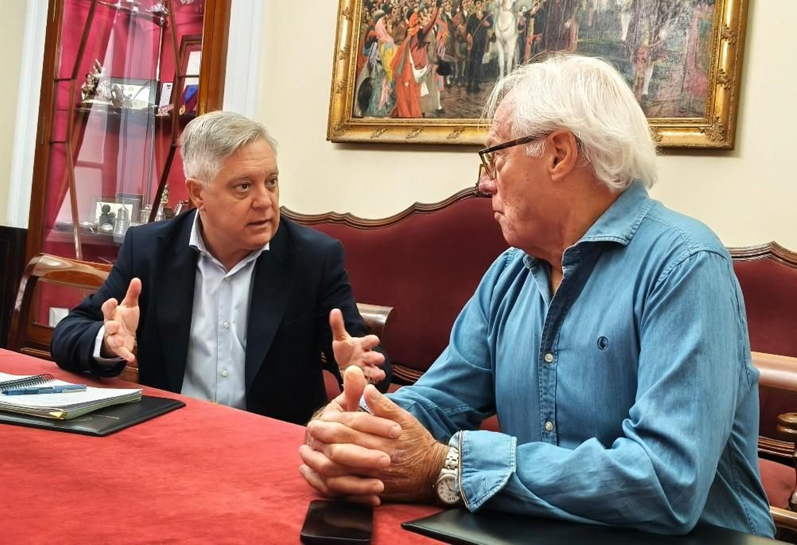 Óscar Torres (PSOE) con uno de los responsables de la UDP