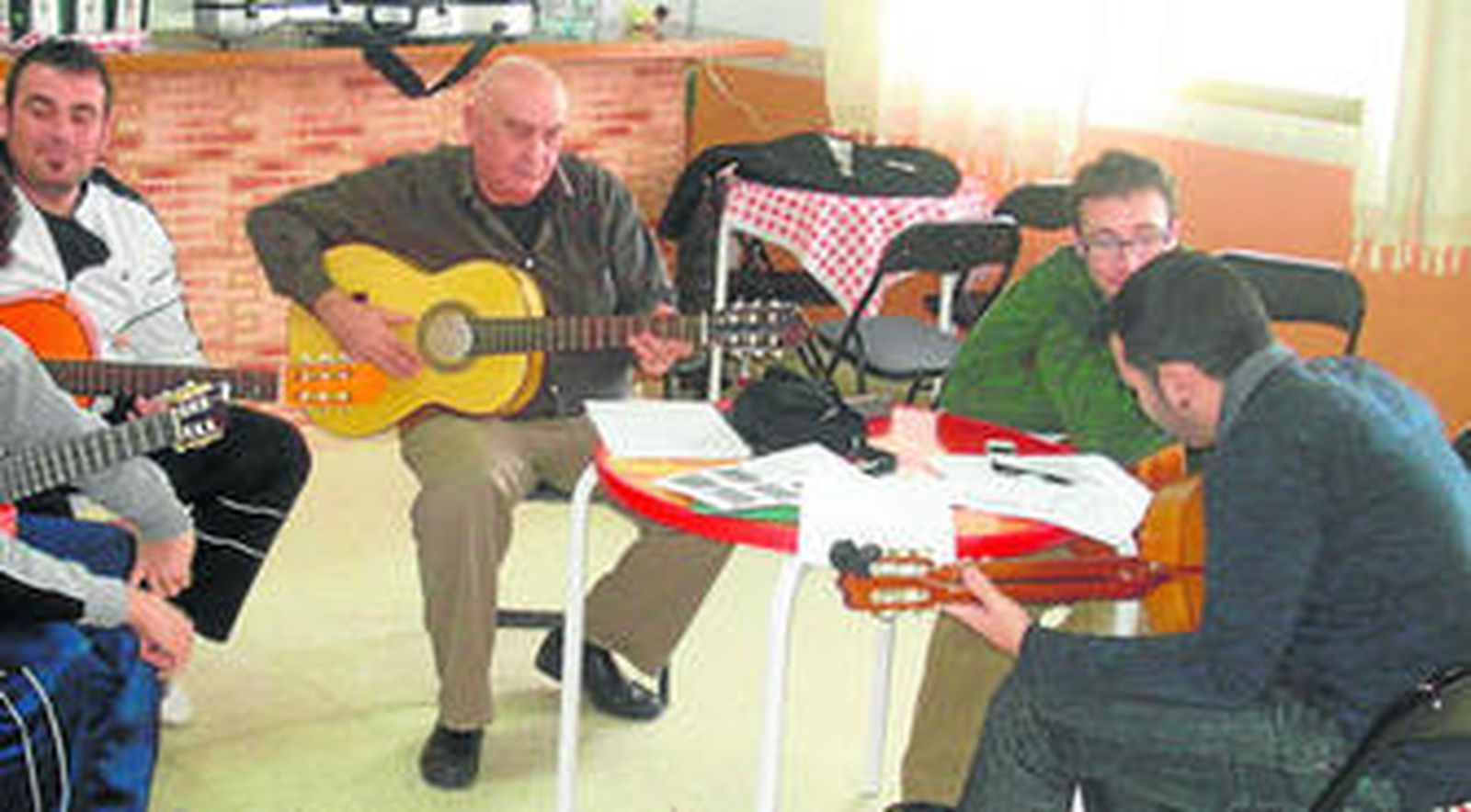 Varios de los alumnos en una de las clases en las que aprenden los entresijos del fandango.