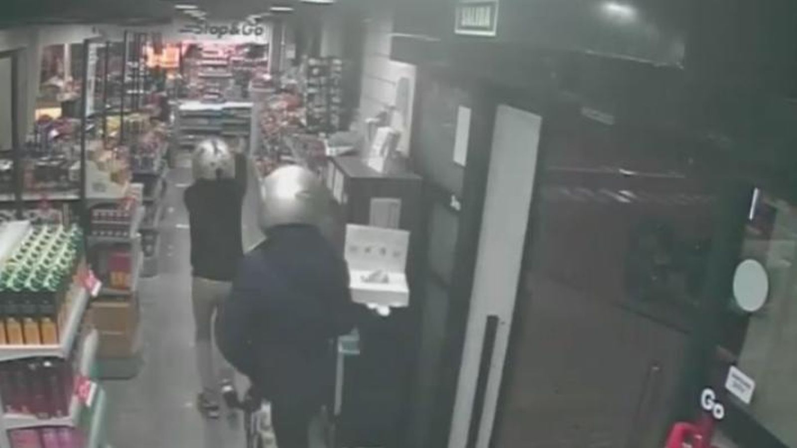 Momento en el que uno de los asaltantes eleva la pistola