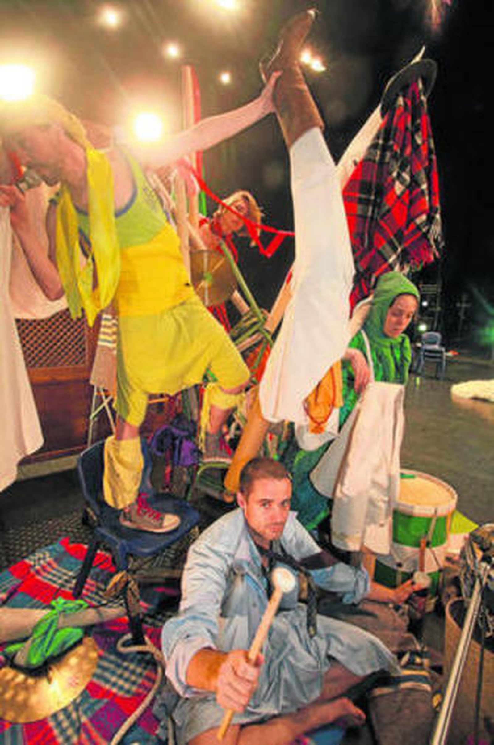 Los bailarines (Matilla, sentado), en uno de los ensayos de la obra.