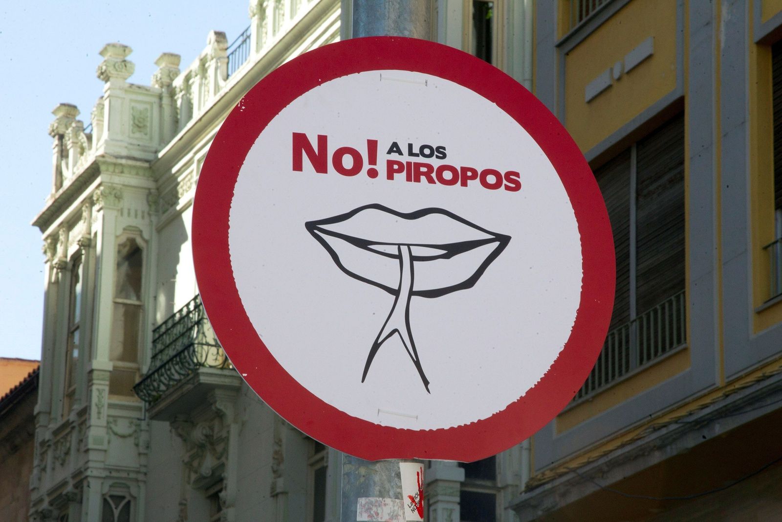 Iniciativa contra el machismo en Zamora con carteles de "no a los piropos", "no a los mirones" y "no a los sobones".