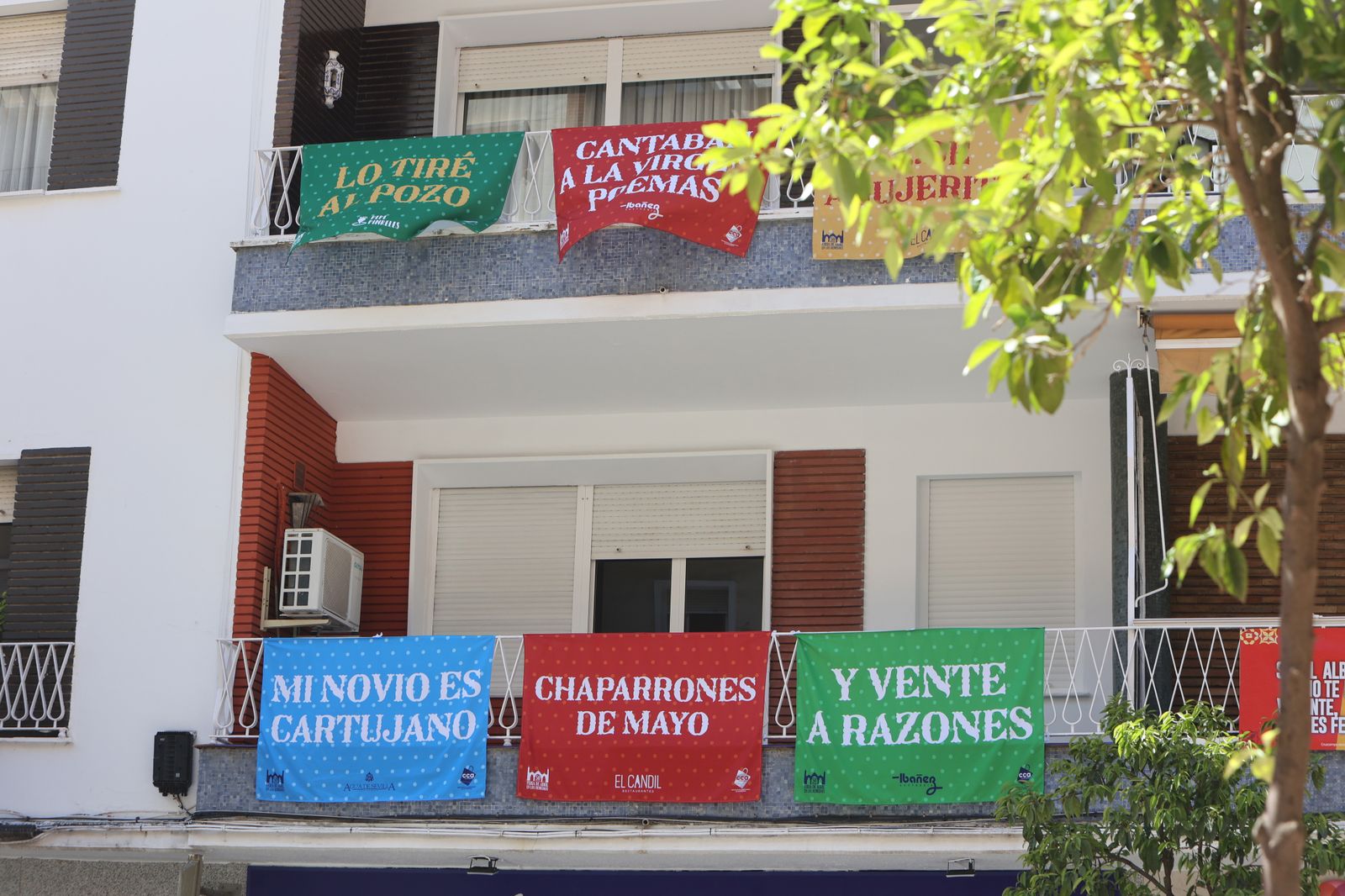 Banderolas y colgaduras en los balcones de Los Remedios