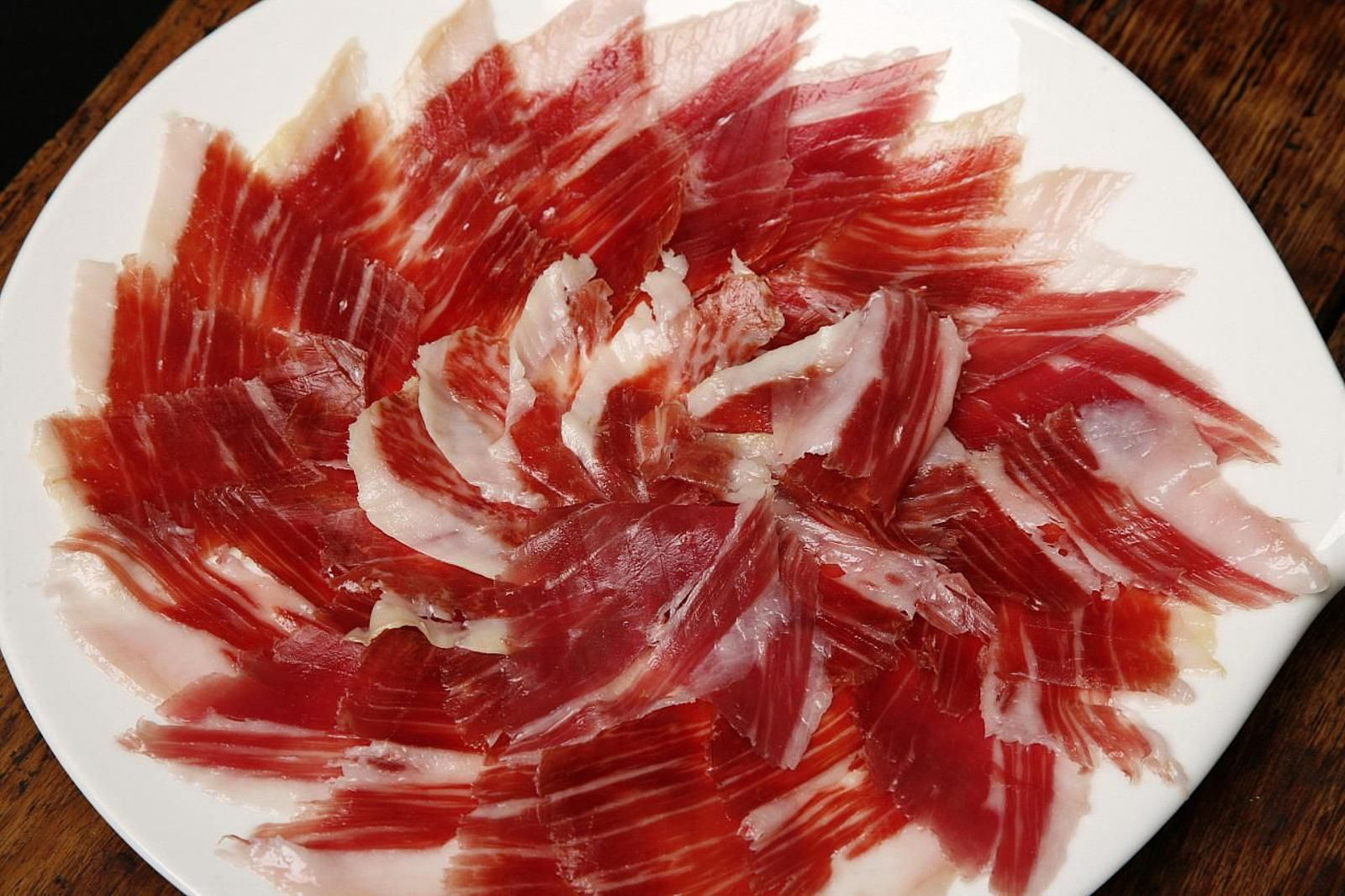El plato de jamón solidario rondará un precio de cinco euros.