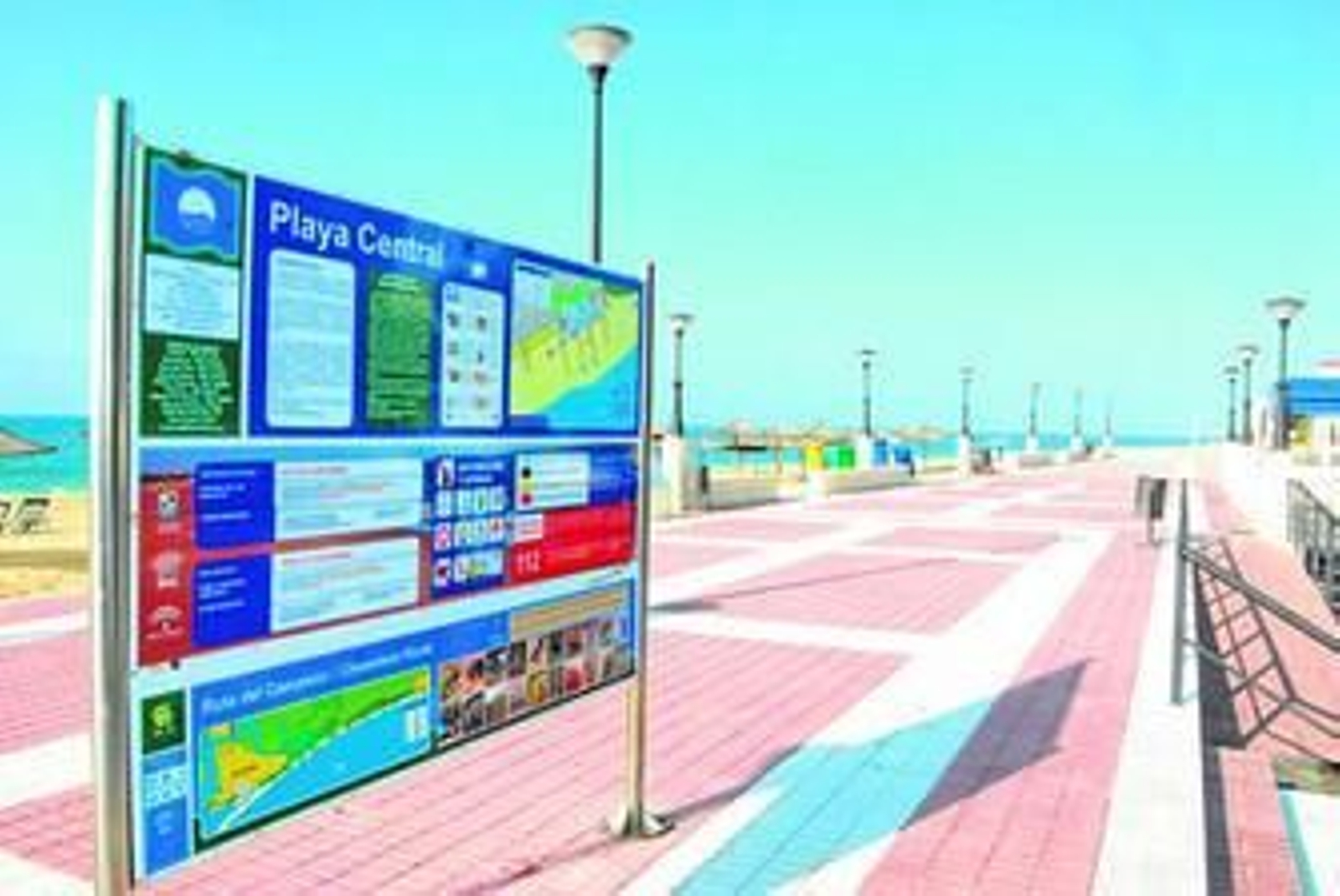 1. Paseo maritímo de la Playa Central en Isla Cristina. 2. Voluntarios de Cruz Roja ayudan a una jóven con movilidad reducidad a disfrutar del baño  3. Paseo de tablas para acceder a la Playa de Isla Cristina 4. Un hombre utilizando el servicio de duchas en Isla Cristina 5. Pasarela de madera en una playa onubense.