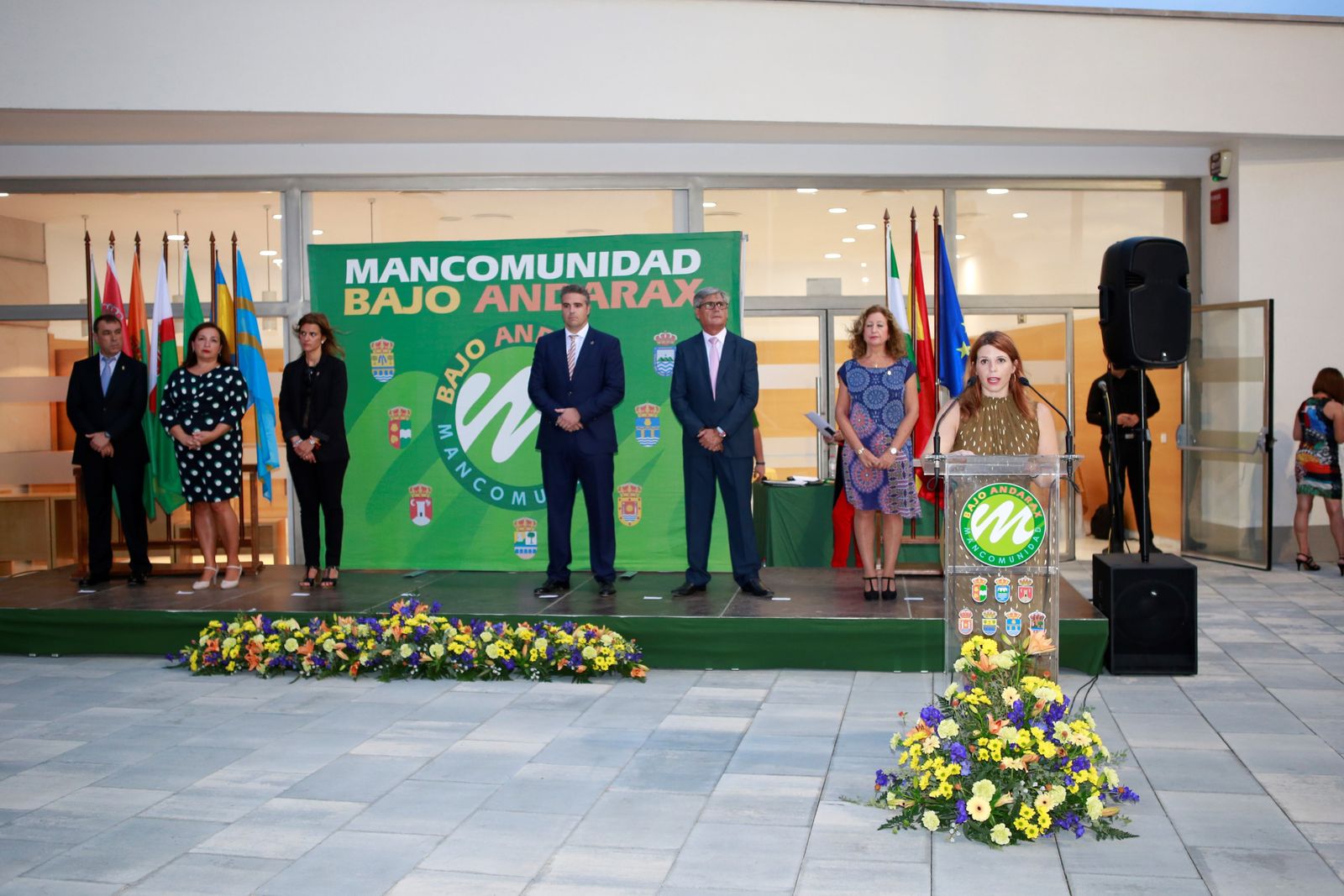 Ángeles Castillo, presidenta de la Mancomunidad, durante la celebración del Día de la Policía de 2019 junto al resto de alcaldes de la Mancomunidad.