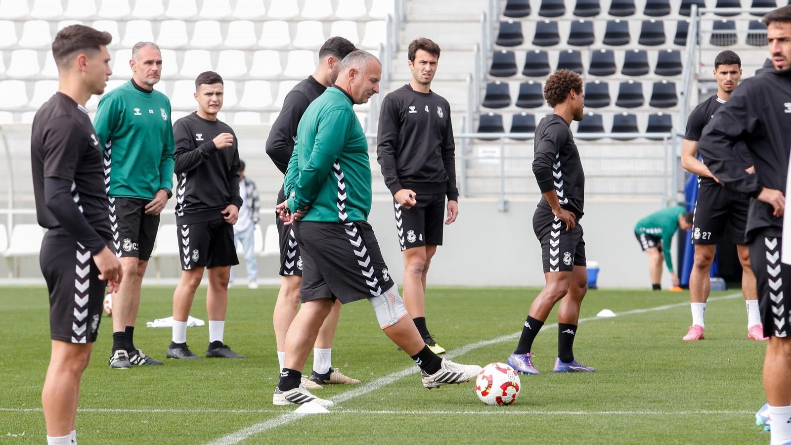 Javi Moreno, junto a sus jugadores, en un entrenamiento de la Balona.