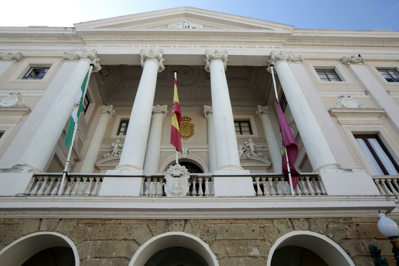 Bandera a media asta en el Ayuntamiento de Cádiz.