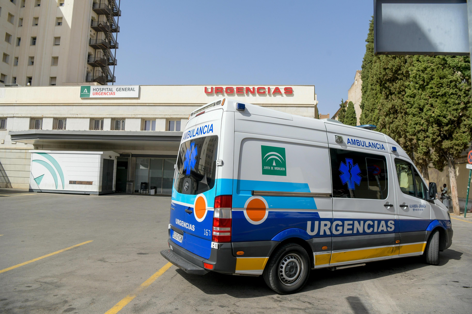 Ambulancia en Urgencias del Virgen de las Nieves, en una imagen de archivo.