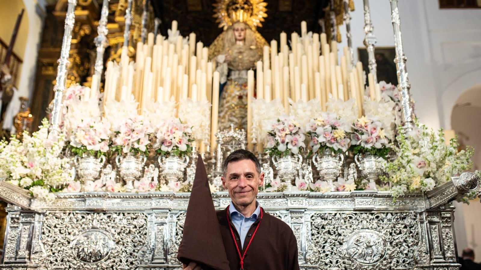 Fernando de la Portilla ante la Virgen de la Palma del Buen Fin.