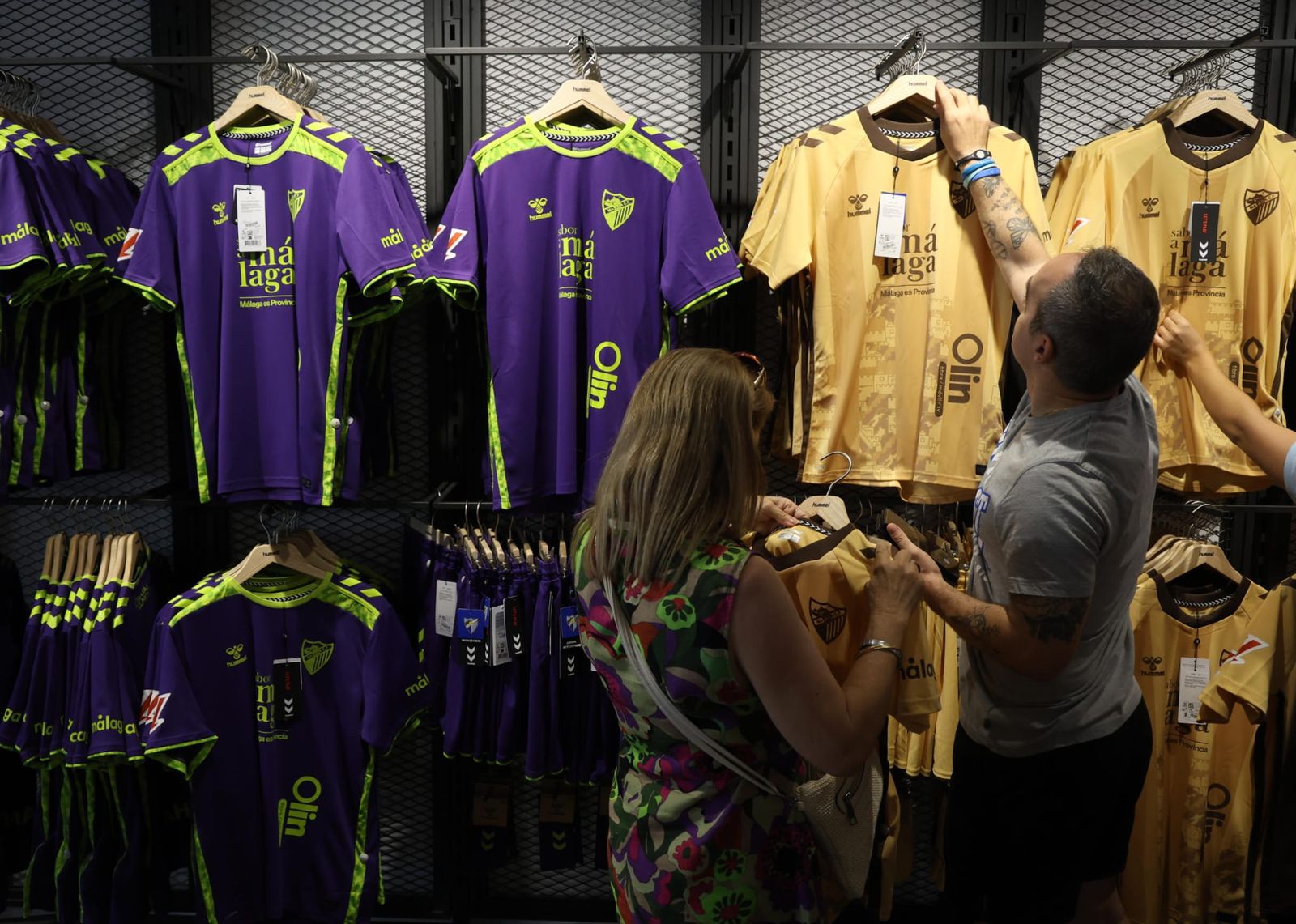 Así lucen la segunda y tercera camiseta del Málaga CF en la tienda