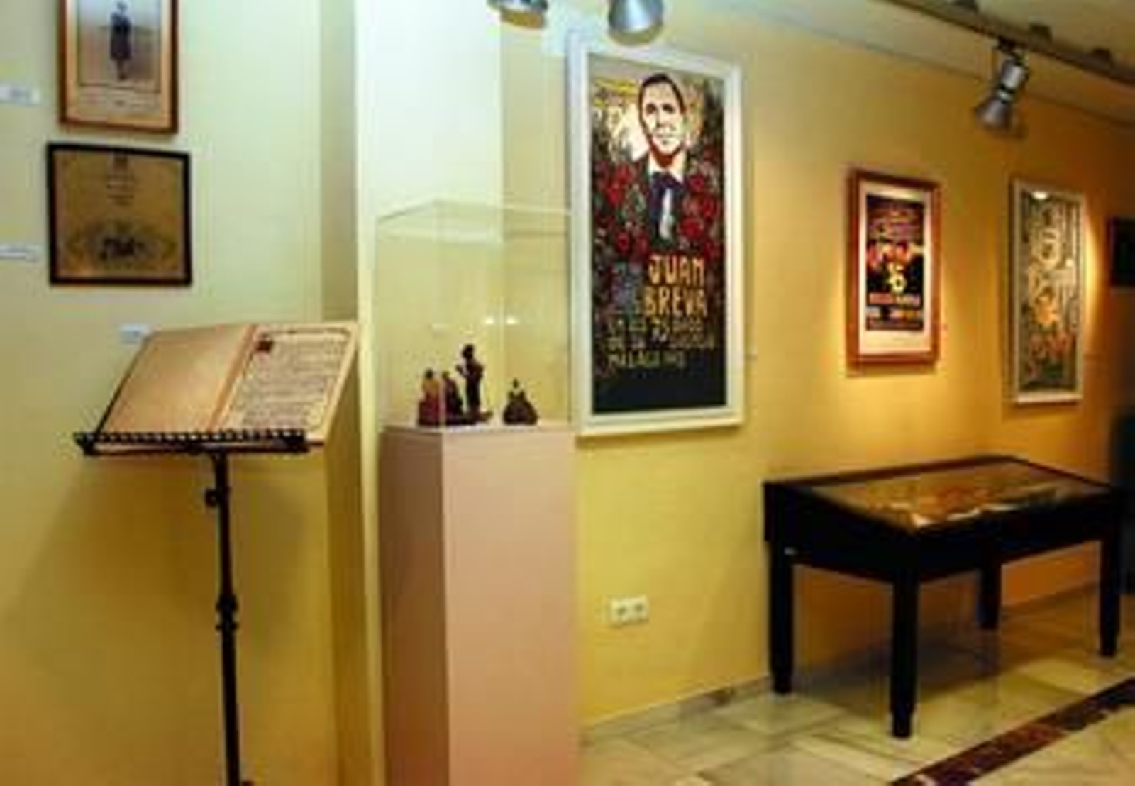 El nuevo museo, ubicado en la sede de la Peña Juan Breva,  acoge más de un millar de piezas del arte flamenco.