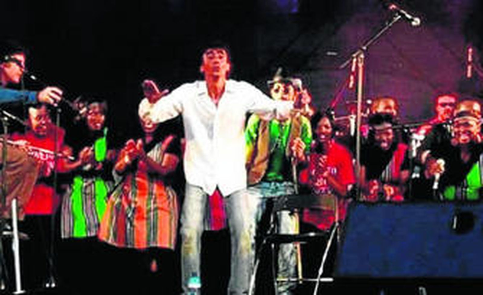 Un momento de la actuación de Tomasito con los artistas sudafricanos.