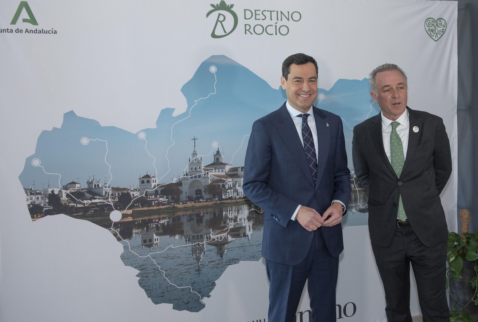Presentación del proyecto Destino Rocío con Juanma Moreno y José Manuel Soto, el pasado febrero.