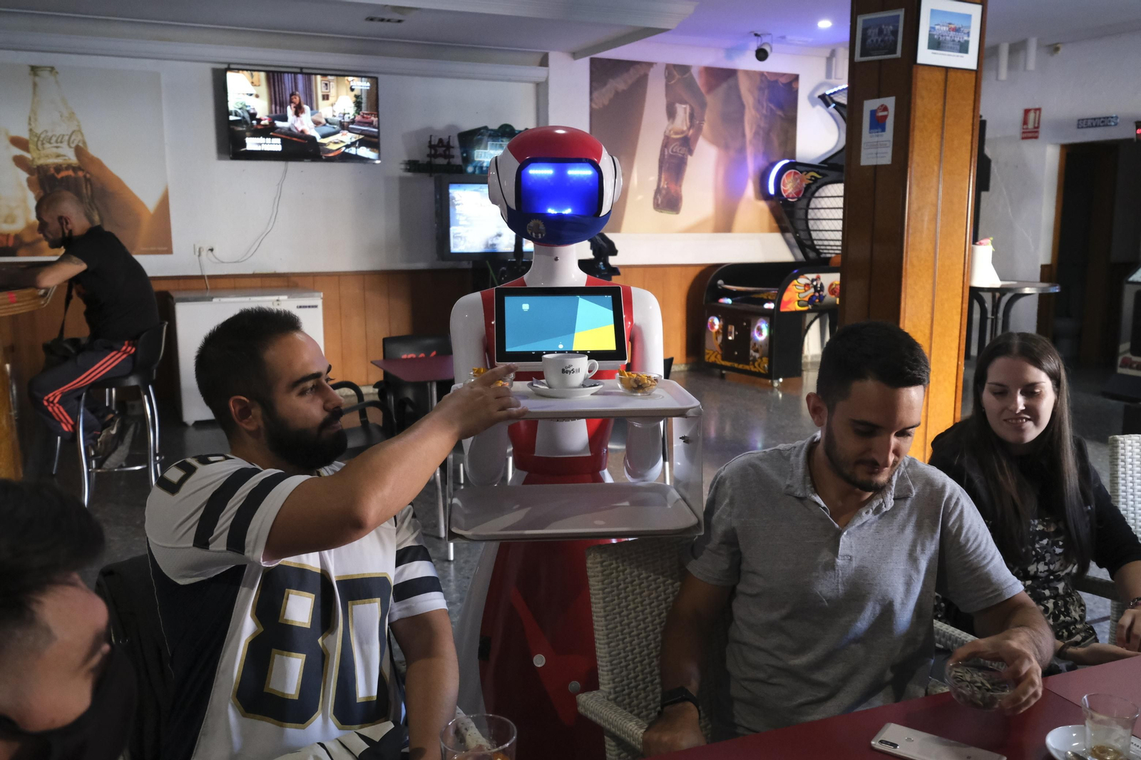 Fotogalería de Herbelita, la robot camarera de El Alquián.