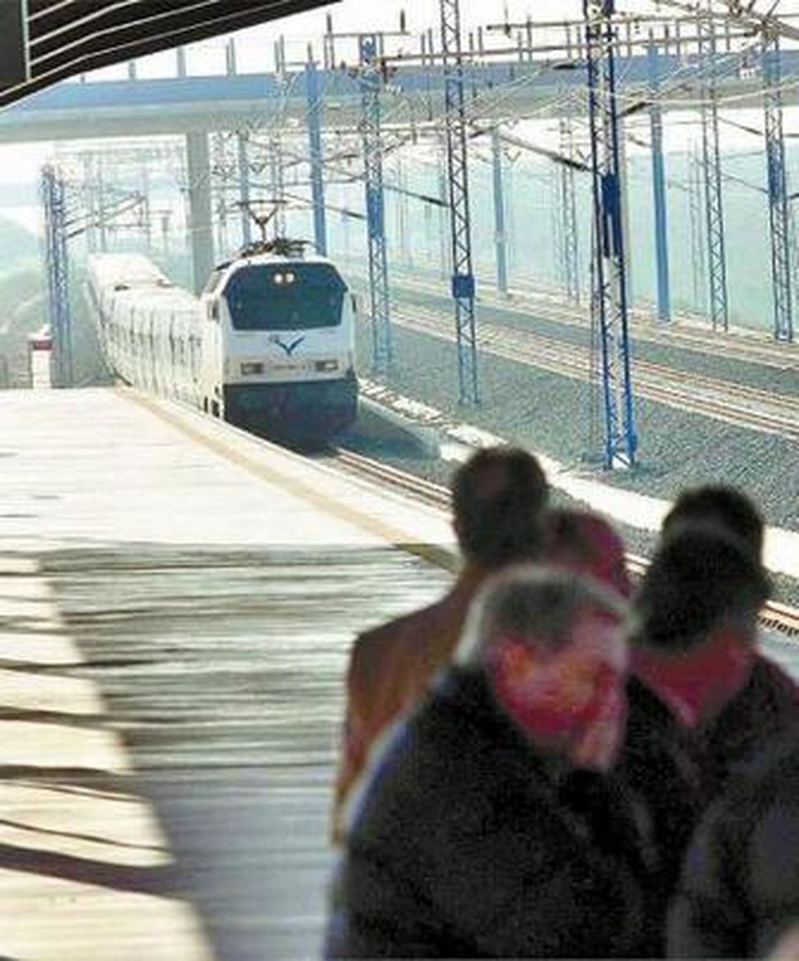 Un tren Talgo 200 llega a la estación de Puente Genil.