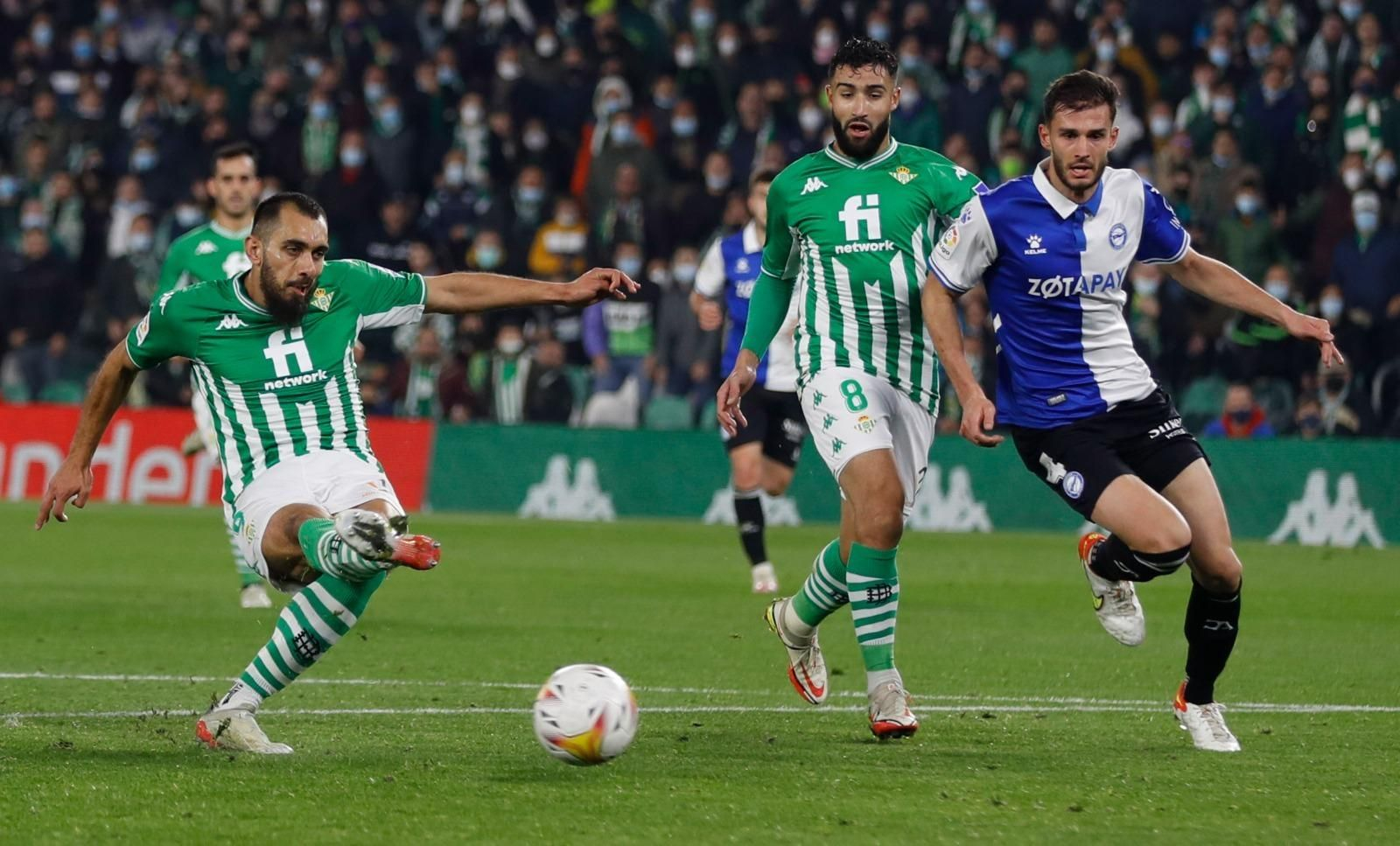 Borja Iglesias lanza un penalti en movimiento para anotar el tercer gol de los béticos.