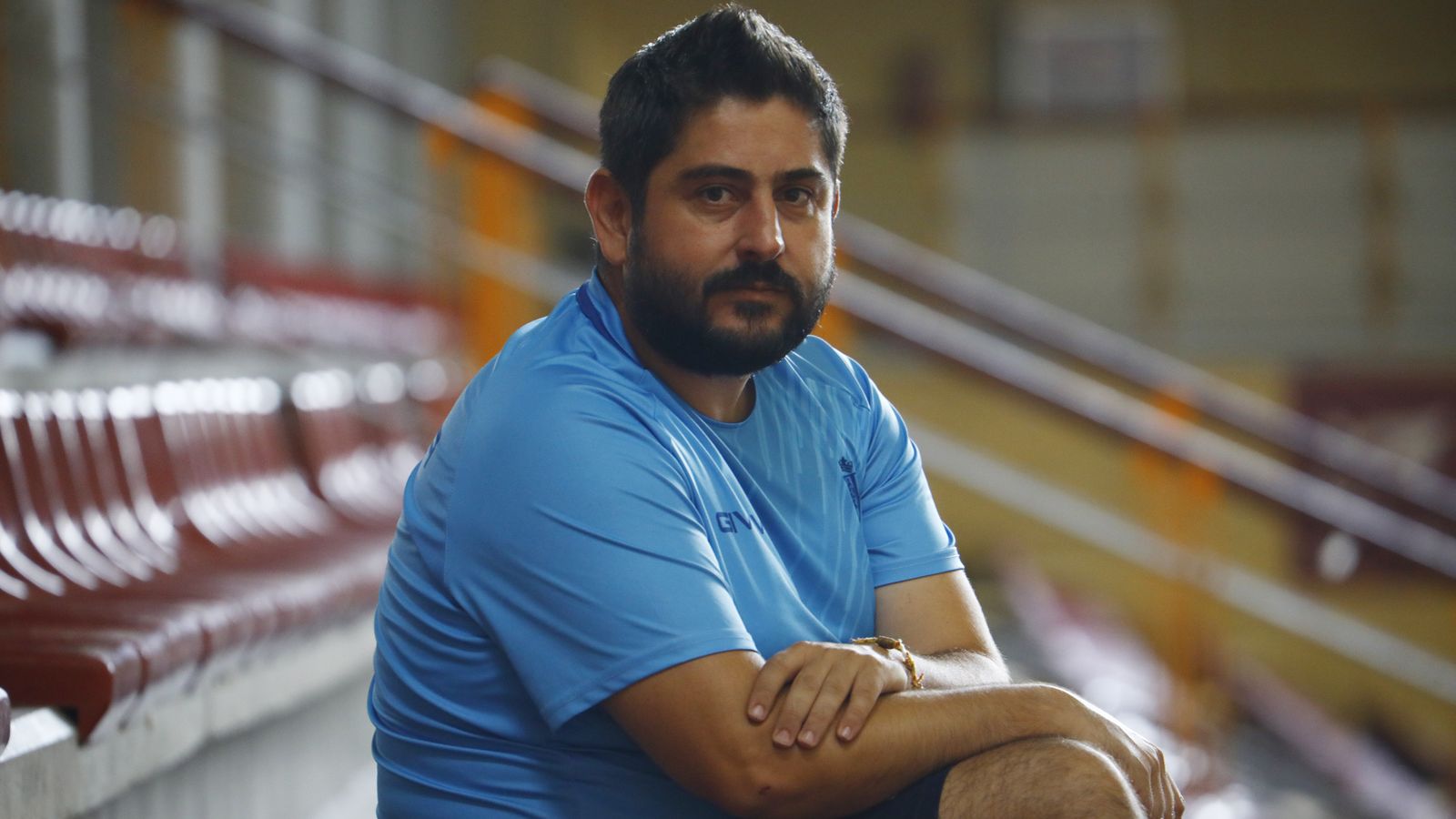 Josan González sentado en la grada de Vista Alegre durante su entrevista con 'el Día'.