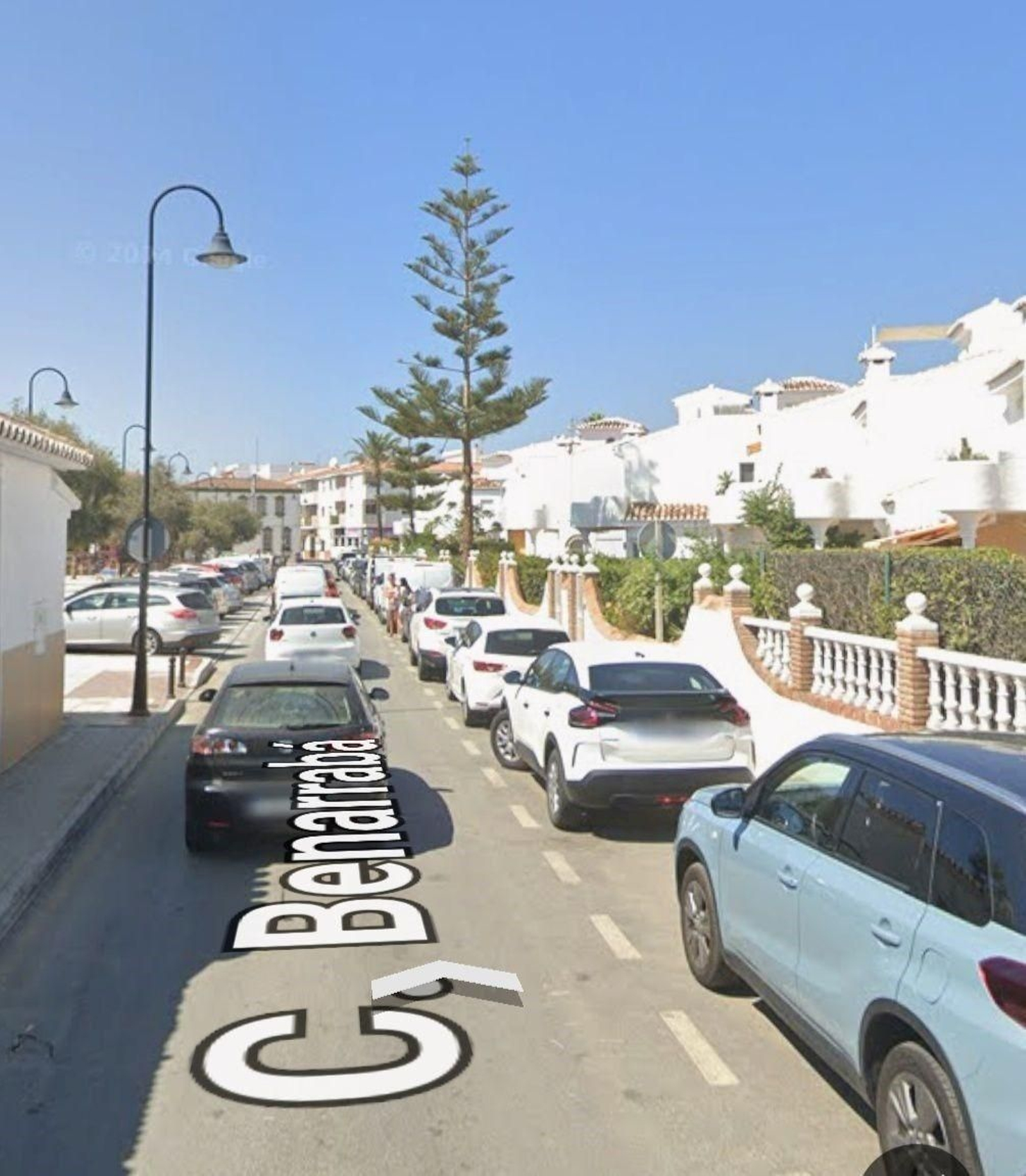 Calle Benarrabás, en Mijas.