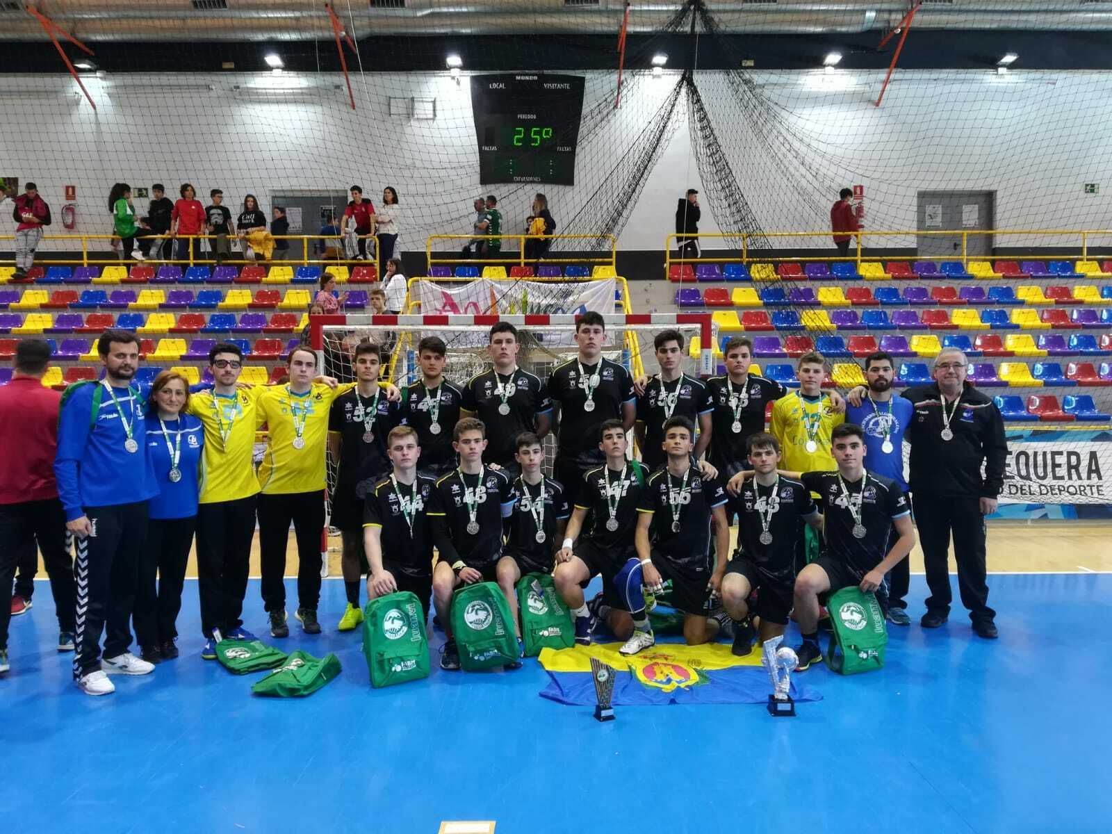 El equipo cadete masculino, con su medalla de plata