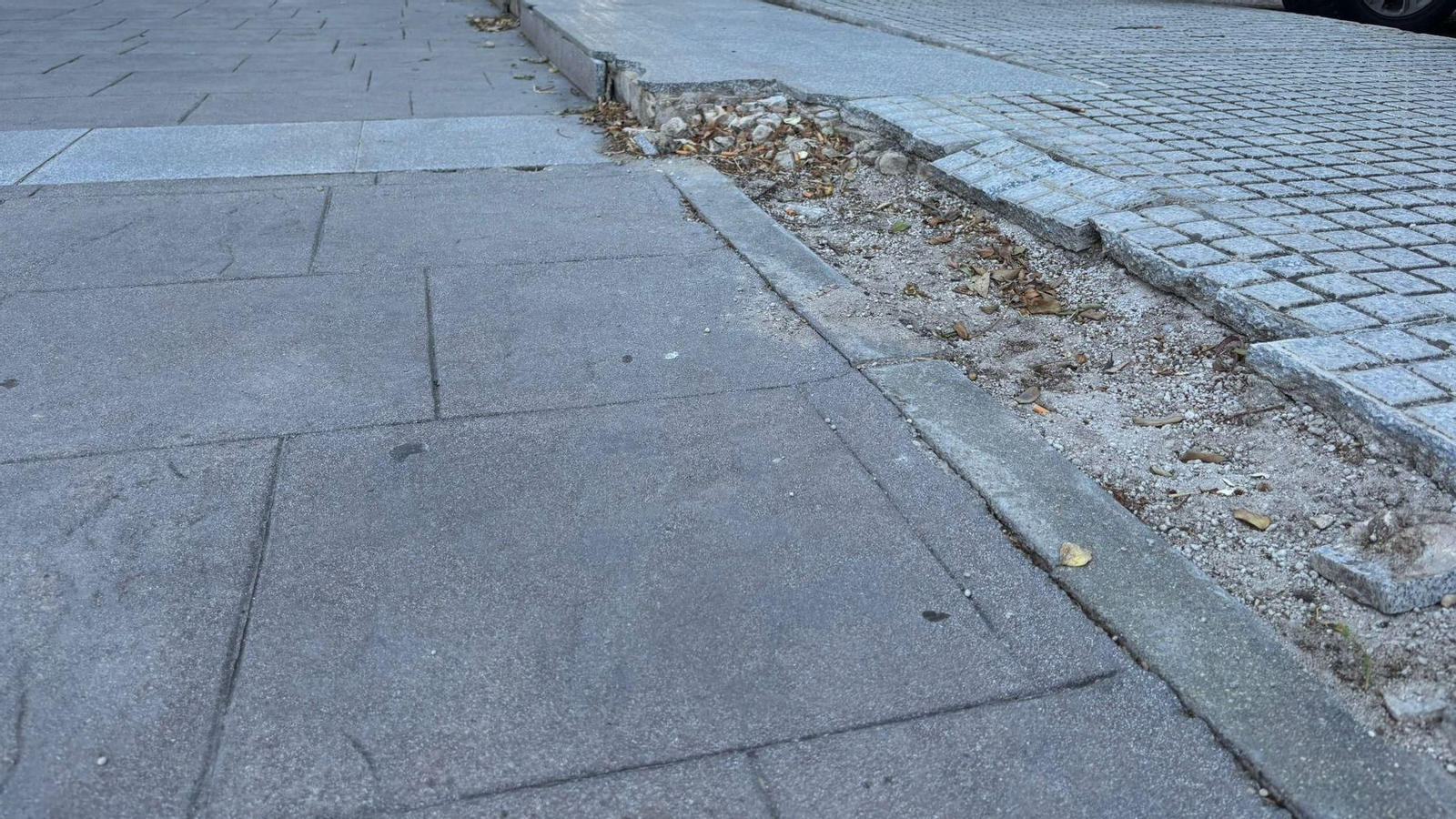 La imagen de los escalones con los que tropezó la vecina.