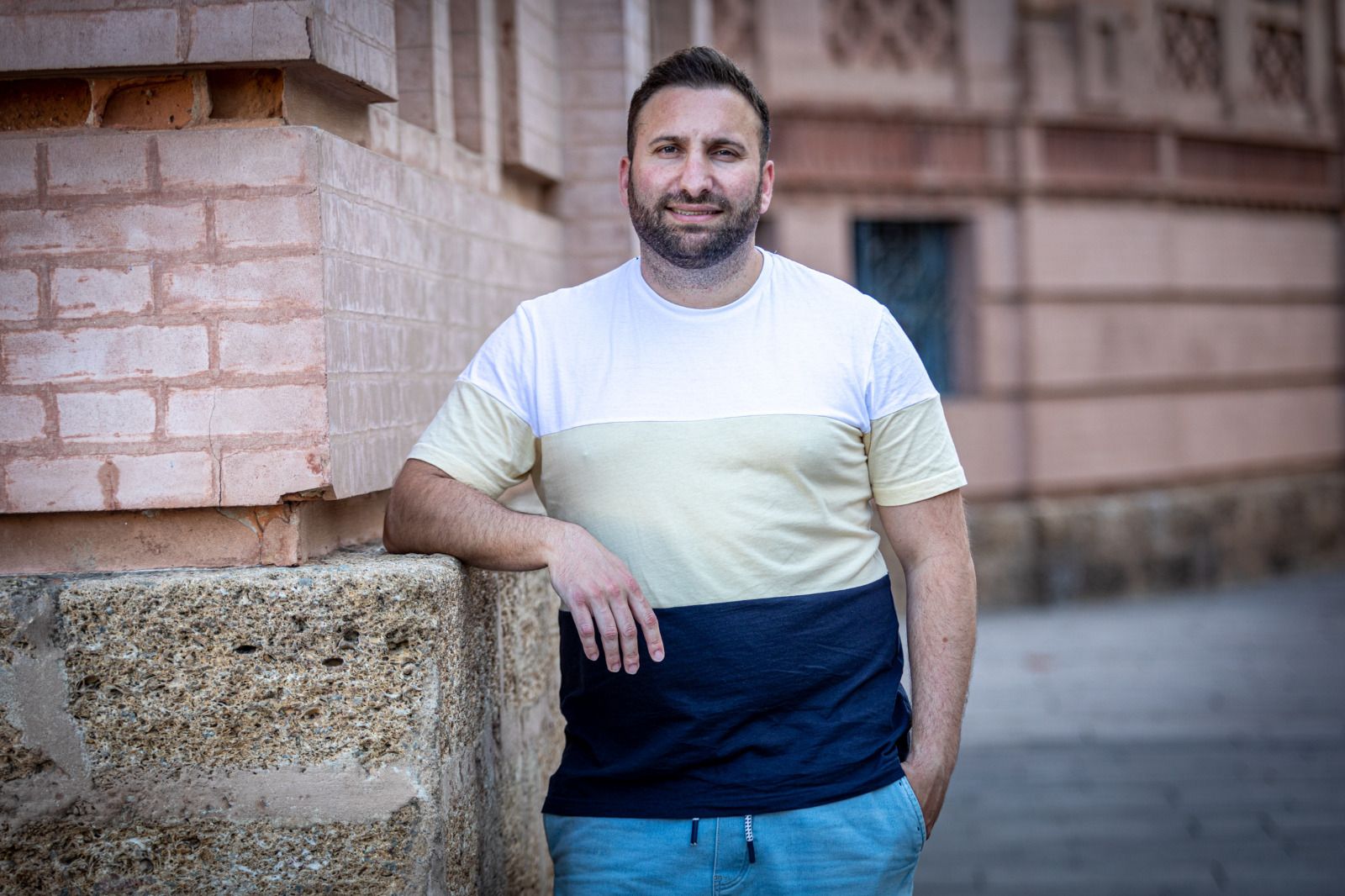 Jonathan Pérez 'Jona' posa delante del Teatro Falla.